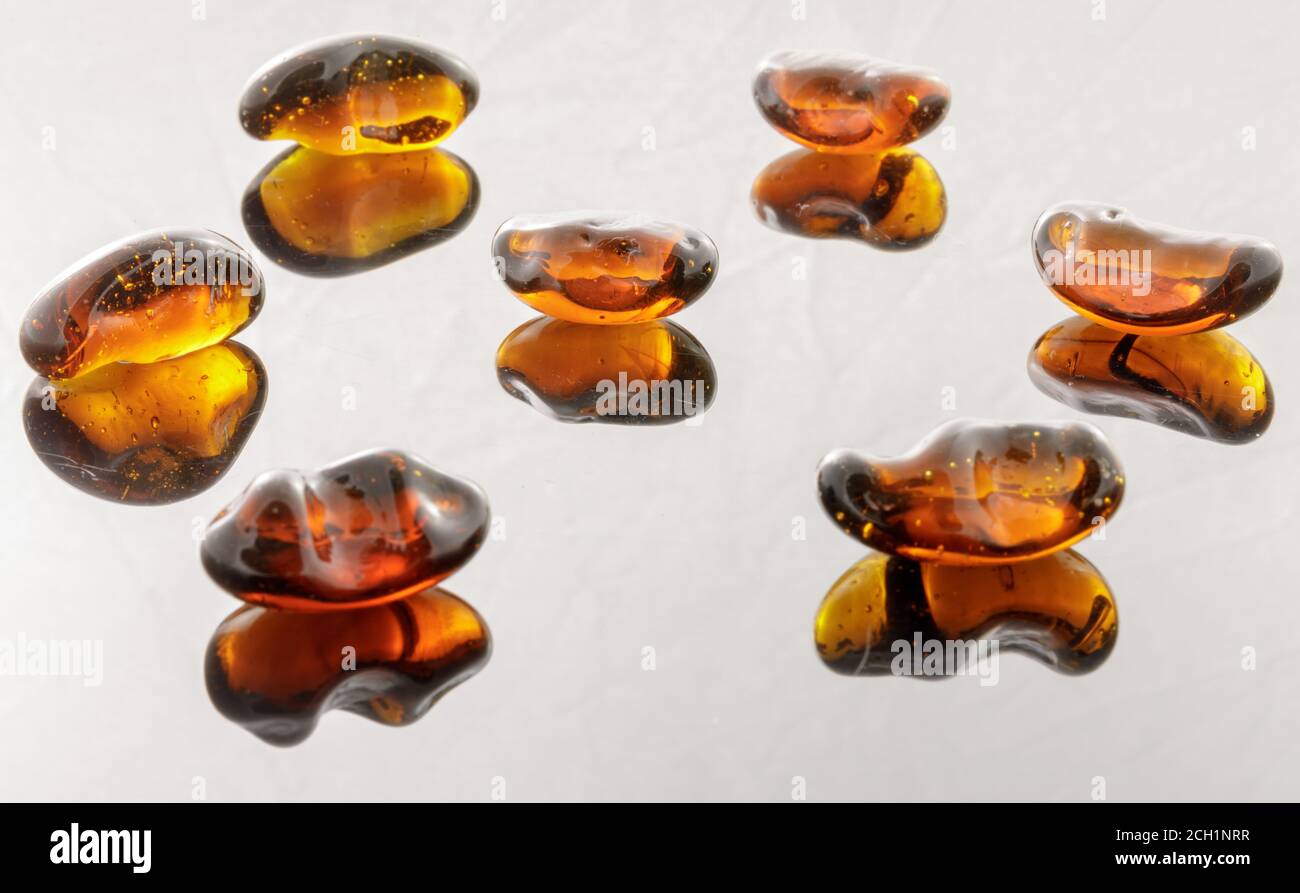 Nuggets en verre feu, trempés et trempés, d'ambre Banque D'Images