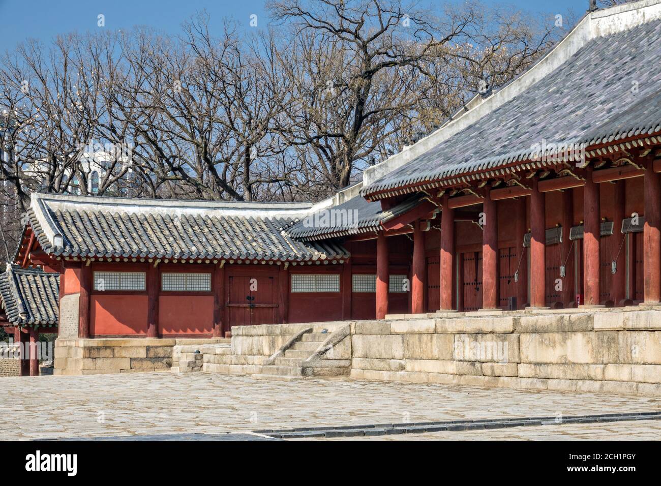 La salle de la paix éternelle au sanctuaire Jongmyo, un sanctuaire confucéen dédié aux chambres d'esprit des rois et reines décédés de la dynastie coréenne Joseon à Séoul, en Corée. Banque D'Images