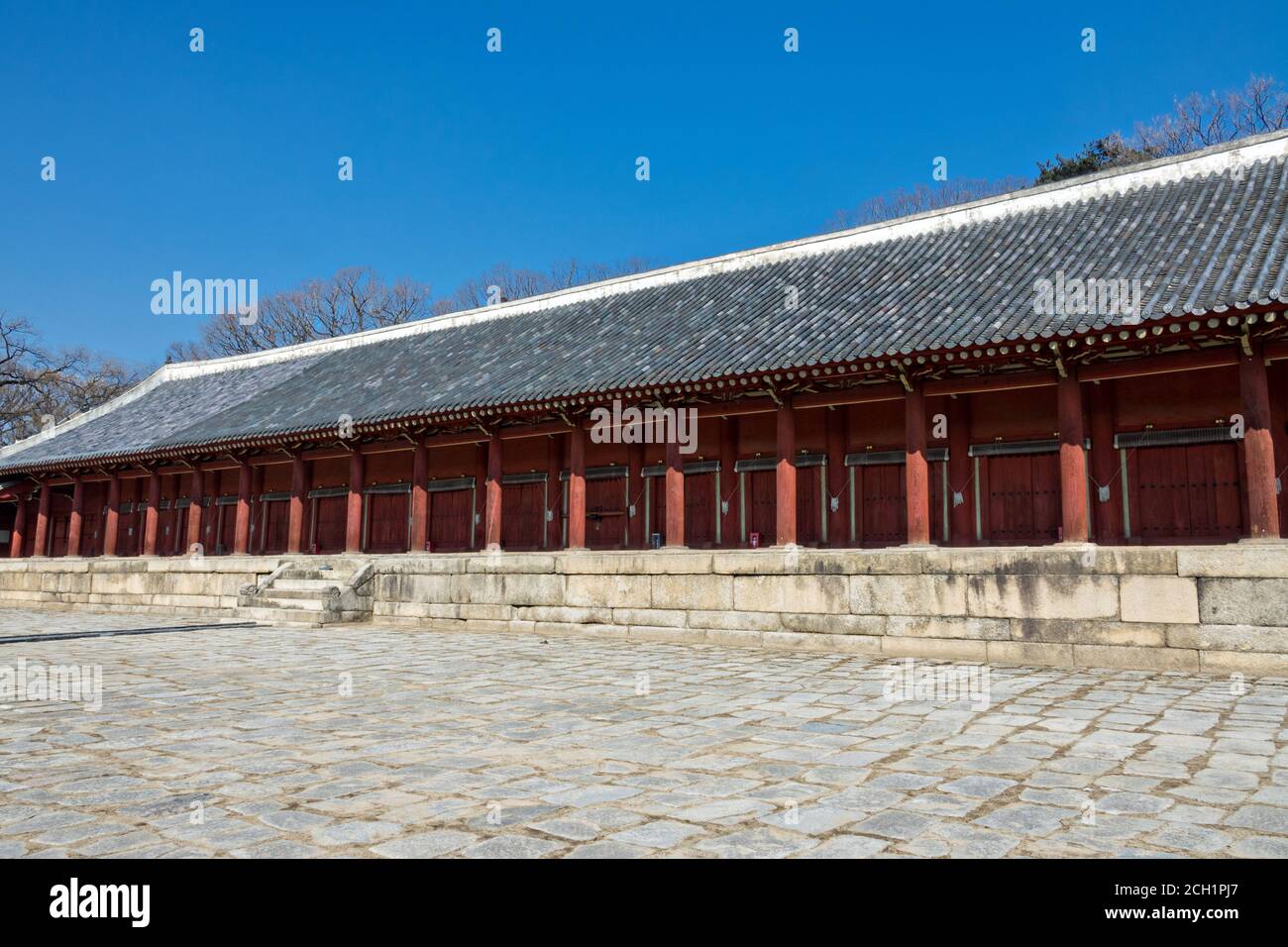 La salle de la paix éternelle au sanctuaire Jongmyo, un sanctuaire confucéen dédié aux chambres d'esprit des rois et reines décédés de la dynastie coréenne Joseon à Séoul, en Corée. Banque D'Images