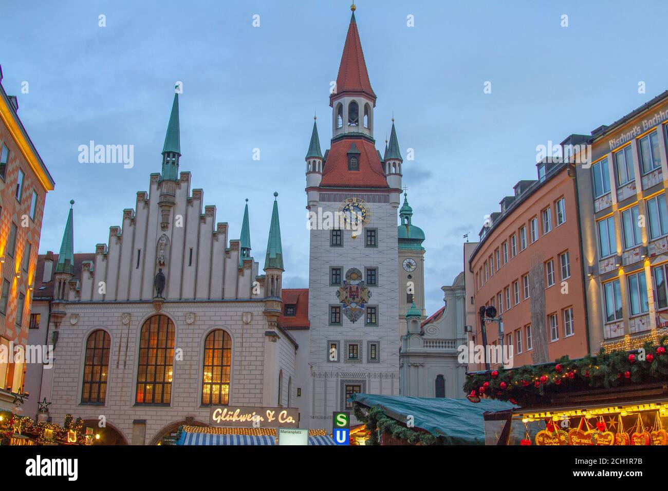 L'ancien hôtel de ville (Altes Rathaus) de Munich, éclairé à Noël contre le ciel du début de la soirée, avec un espace de copie Banque D'Images
