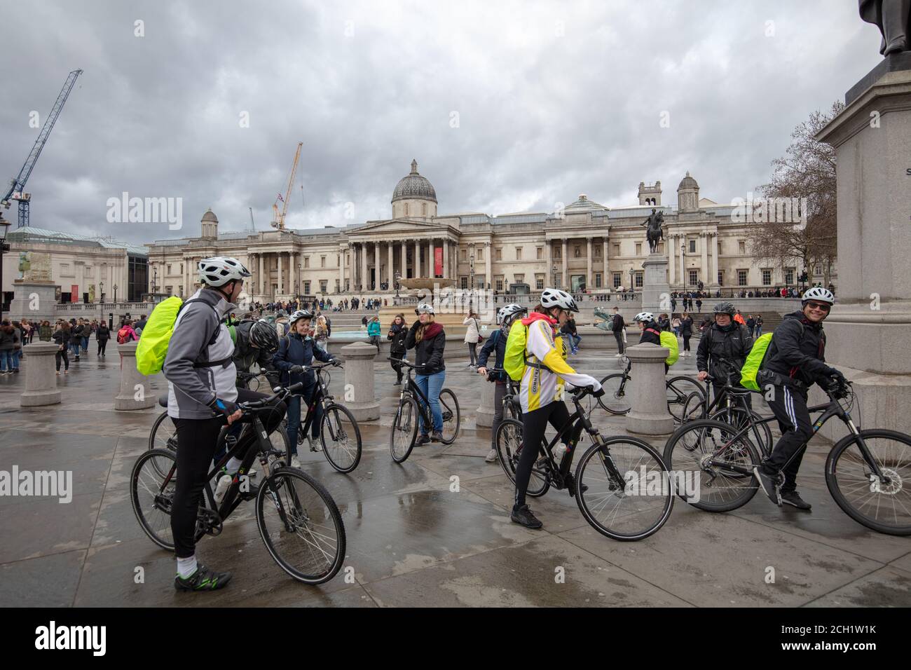 Groupe de cyclistes prêts à faire du vélo depuis Trafalgar Square, Londres, Royaume-Uni. Banque D'Images
