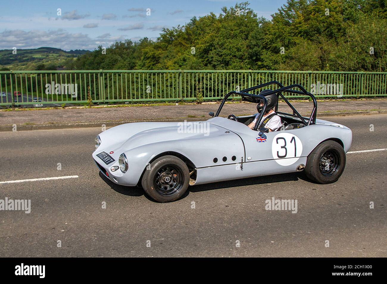 2009 No.31 voiture de course Fisher Fury blanc Motorsport; véhicules mobiles, voitures roulant sur les routes britanniques, moteurs, moto sur le réseau autoroutier M6. Banque D'Images