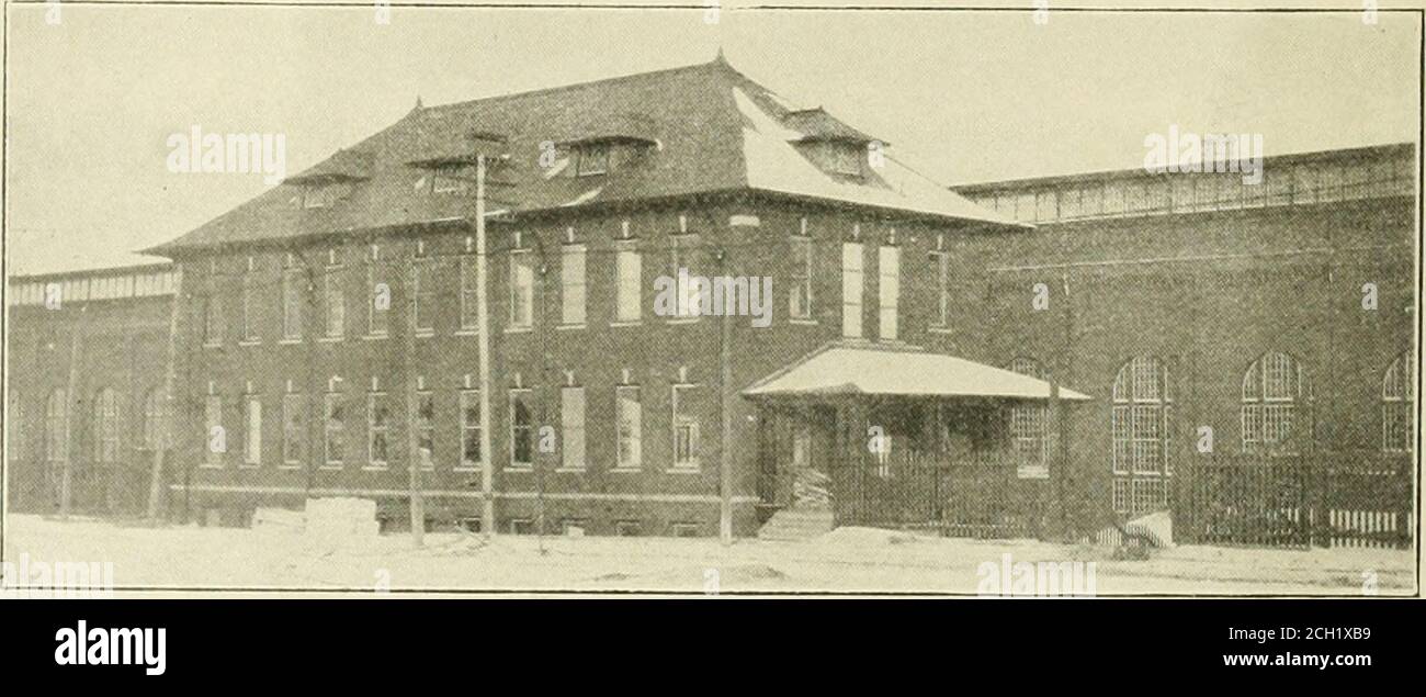 . American ENGINEER and Railroad journal . Louth END OF CHAUDIÈRE SHOP. LE SERVICE DES FUMÉES SE PENCHE SUR LA GAUCHE. MORCELLEMENT DES PORTES DE VOLET VERS CINQ VOIES DE RÉPARATION DE RÉSERVOIR. BLACKSMITHSHOP À DROITE. LE MAGASIN APPARAÎT À L'ARRIÈRE. MONTRE ÉGALEMENT DES TOILETTES ET DES FOURS À DROITE. VUE LATÉRALE DE LA LOCOMOTIVE ET DU BÂTIMENT DE BUREAU. PORTE D'ENTRÉE PRINCIPALE À DROITE. NOUVELLES LOCOMOTIVES À READING—PHILADELPHIE ET READING RAILWAY. JA^CARY, 1903. AMERIC/VN INGÉNIEUR ET JOURNAL DE CHEMIN DE FER. 13 Banque D'Images