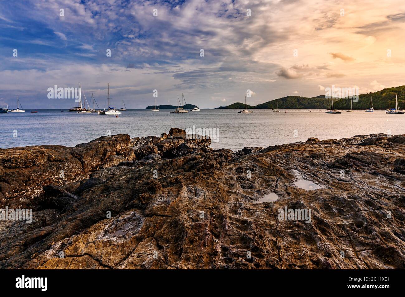 Seascape paysage nature avec sky et nuage dans la lumière du soir Banque D'Images