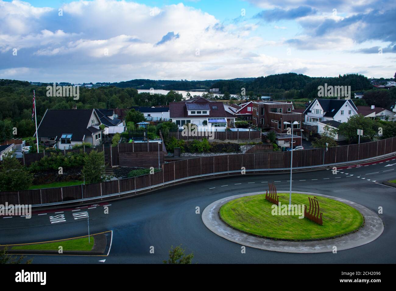 Coucher de soleil dynamique sur la ville norvégienne près du lac Stokkavannet Et le centre commercial Madla à Stavanger en Norvège Banque D'Images