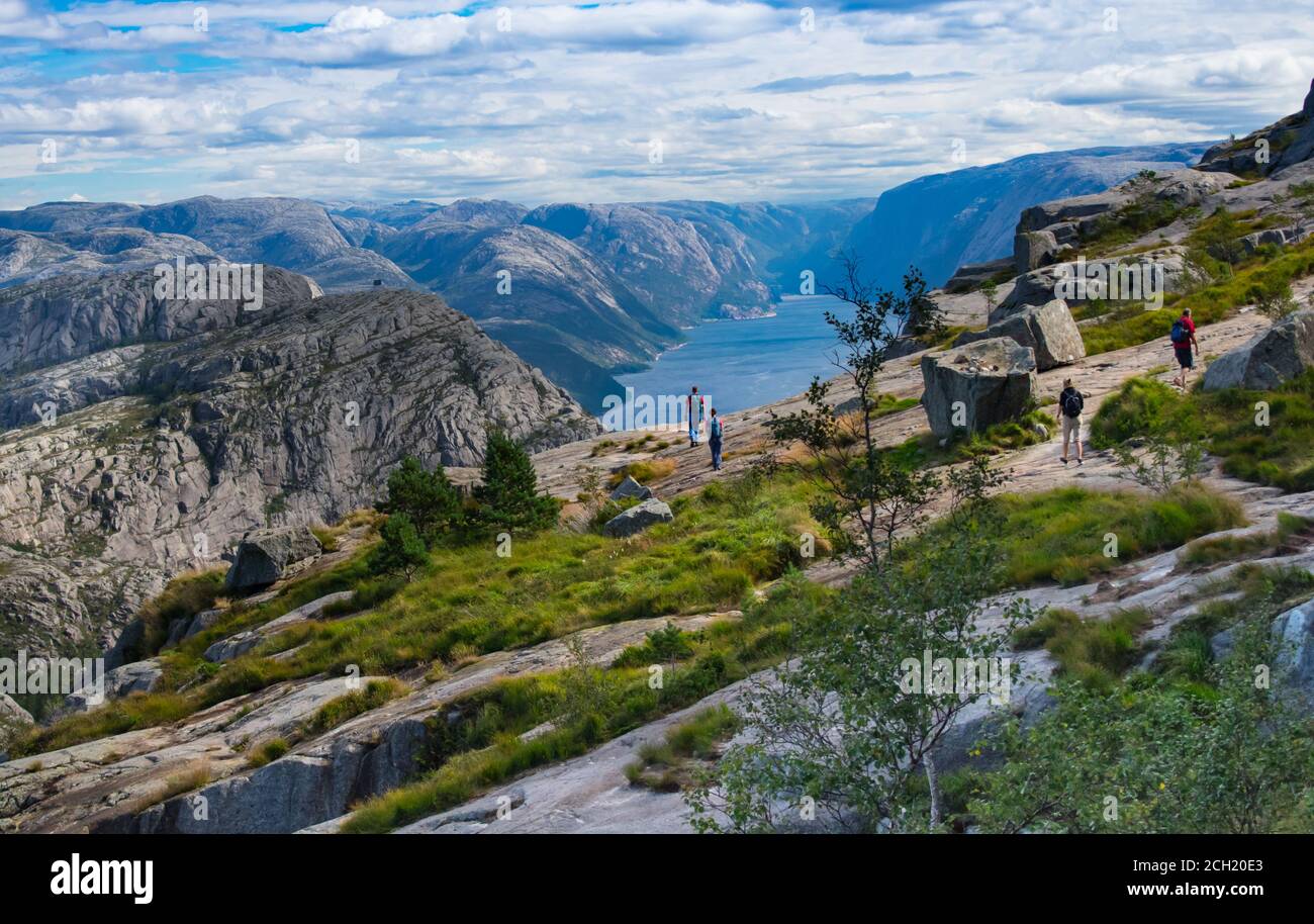 Sentier de randonnée jusqu'au sommet de la montagne de Preikestolen avec des touristes près de Stavanger Norvège Banque D'Images