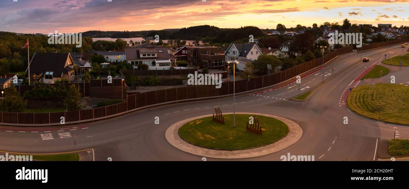 Rond-point européen avec coucher de soleil dynamique multicolore à Stavanger en Norvège Banque D'Images