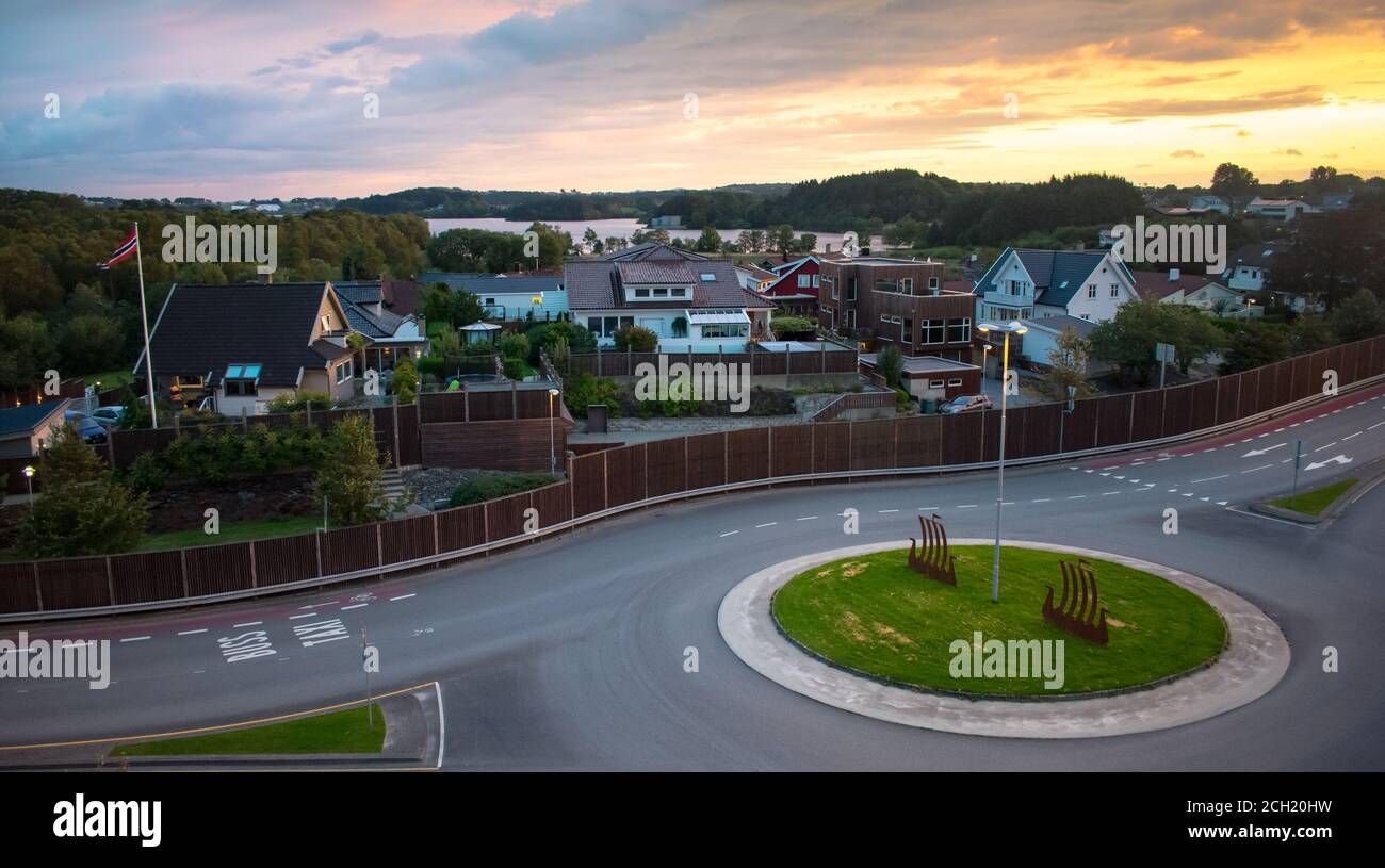 Rond-point européen avec coucher de soleil dynamique multicolore à Stavanger en Norvège Banque D'Images