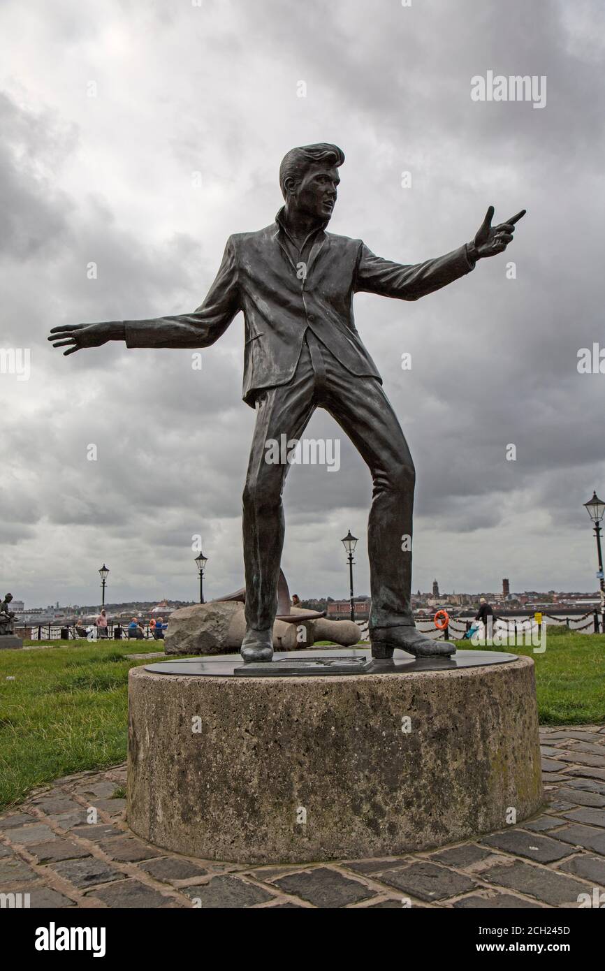 La statue en bronze de Billy Fury, chanteur de rock anglais, érigée par la rivière Mersey à Liverpool, en Angleterre. Sculptée par Tom Murphy. Banque D'Images