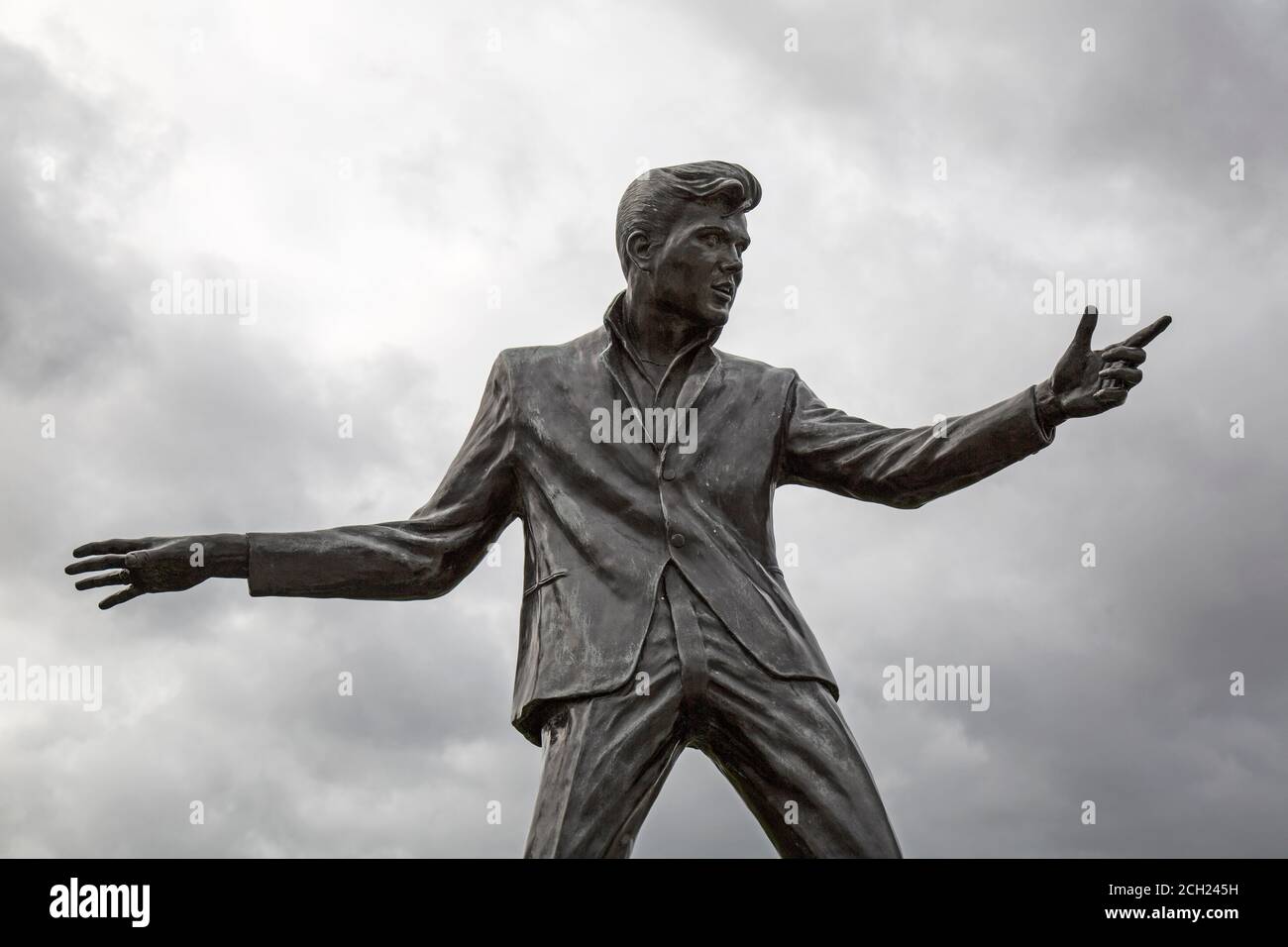 La statue en bronze de Billy Fury, chanteur de rock anglais, érigée par la rivière Mersey à Liverpool, en Angleterre. Sculptée par Tom Murphy. Banque D'Images