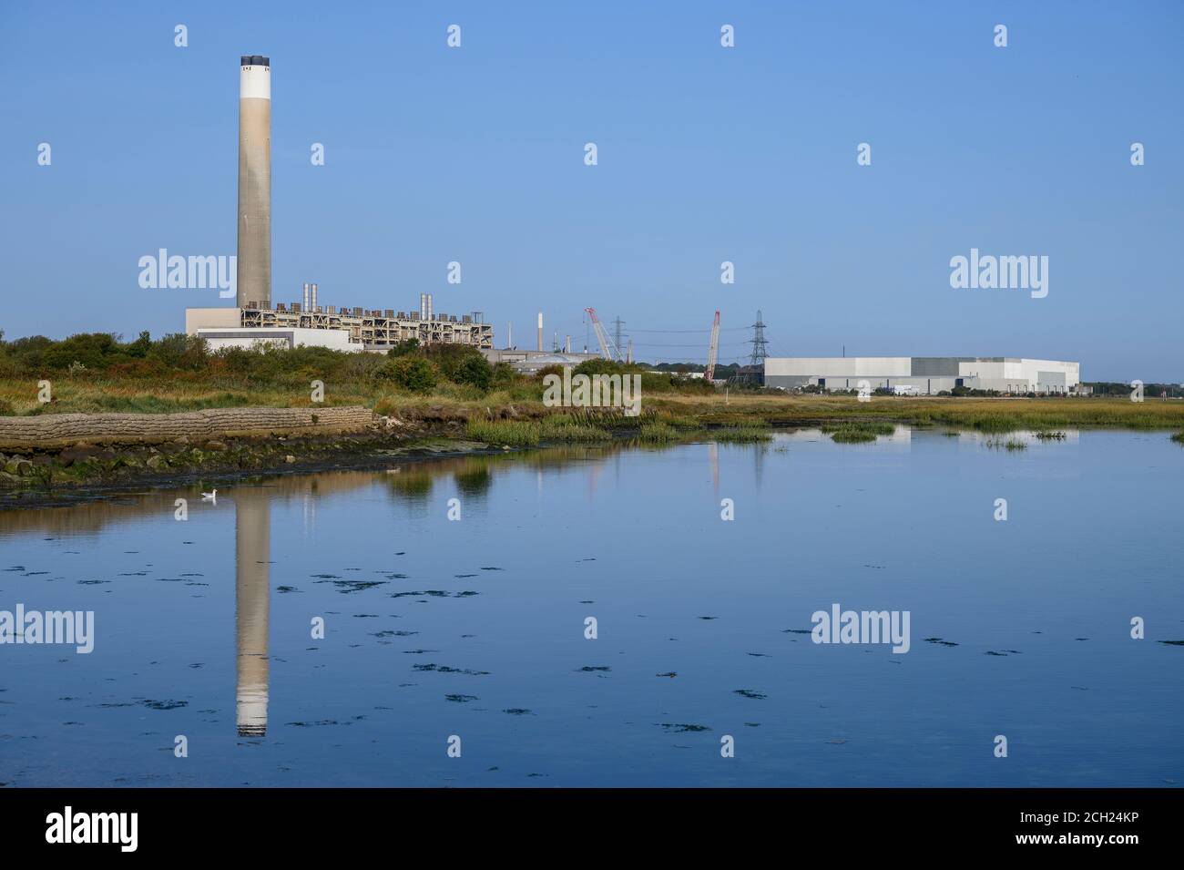 Centrale électrique de Fawley, Fawley, Southampton, Hampshire, Angleterre, Royaume-Uni vu de Calshot Beach Banque D'Images