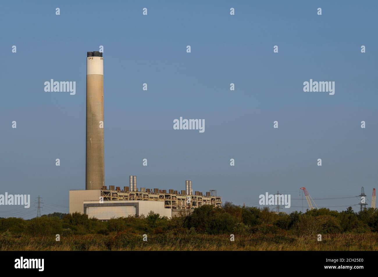 Centrale électrique de Fawley, Fawley, Southampton, Hampshire, Angleterre, Royaume-Uni vu de Calshot Beach Banque D'Images