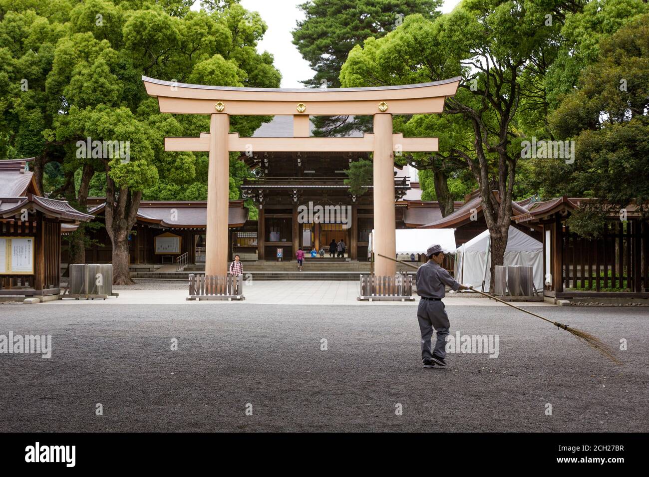 Harajuku, Tokyo / Japon - 16 juin 2018 : un vieil homme balaie le terrain du temple Meiji-jingu avec un balai de paille ou d'herbe. Banque D'Images