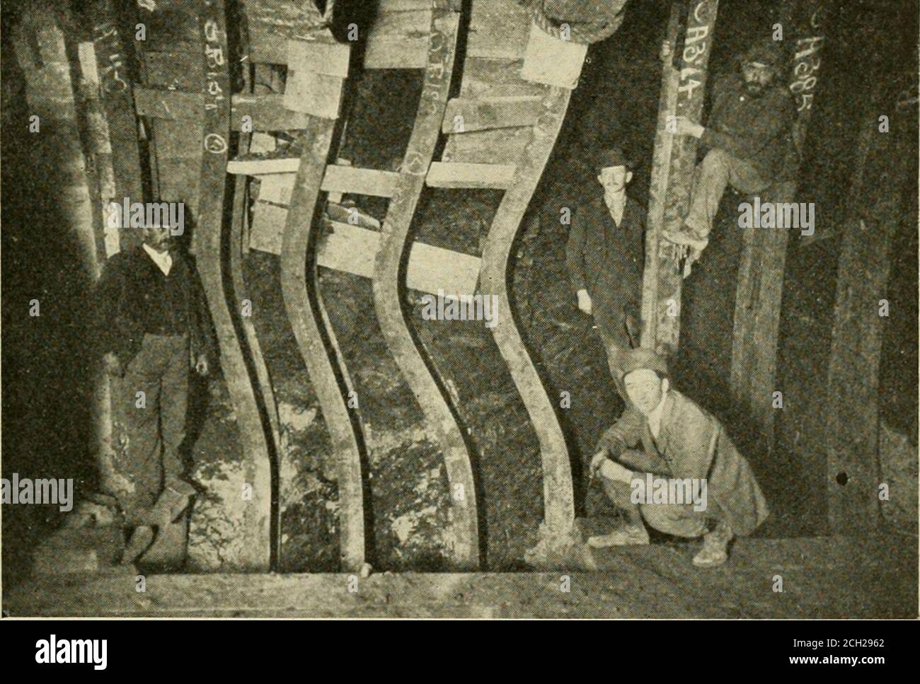 . Procédure officielle . Southwest Water tunnel à Chi-cago, construit de la même manière par George W. Jackson Conpany, Inc. Alors que le Blue Island tunnel avait un diamètre intérieur de 8 pieds, le SQithwdstWater tunnel est en forme de fer à cheval en coupe transversale de dimensions variables équivalent à différents points de 12, 14 et 16 pieds cir-cles. Dans ce cas, les nervures de décalage étaient de 6 canaux. Thisforme de nervures d'acier emboîtées, ou une méthode similaire de con- tunnels, particulièrement subaquatique. /I la construction, va sans doute réduire très matériellement le coût de la doublure de con-crète; ainsi aussi sans doute l'utilisation du télescope Banque D'Images