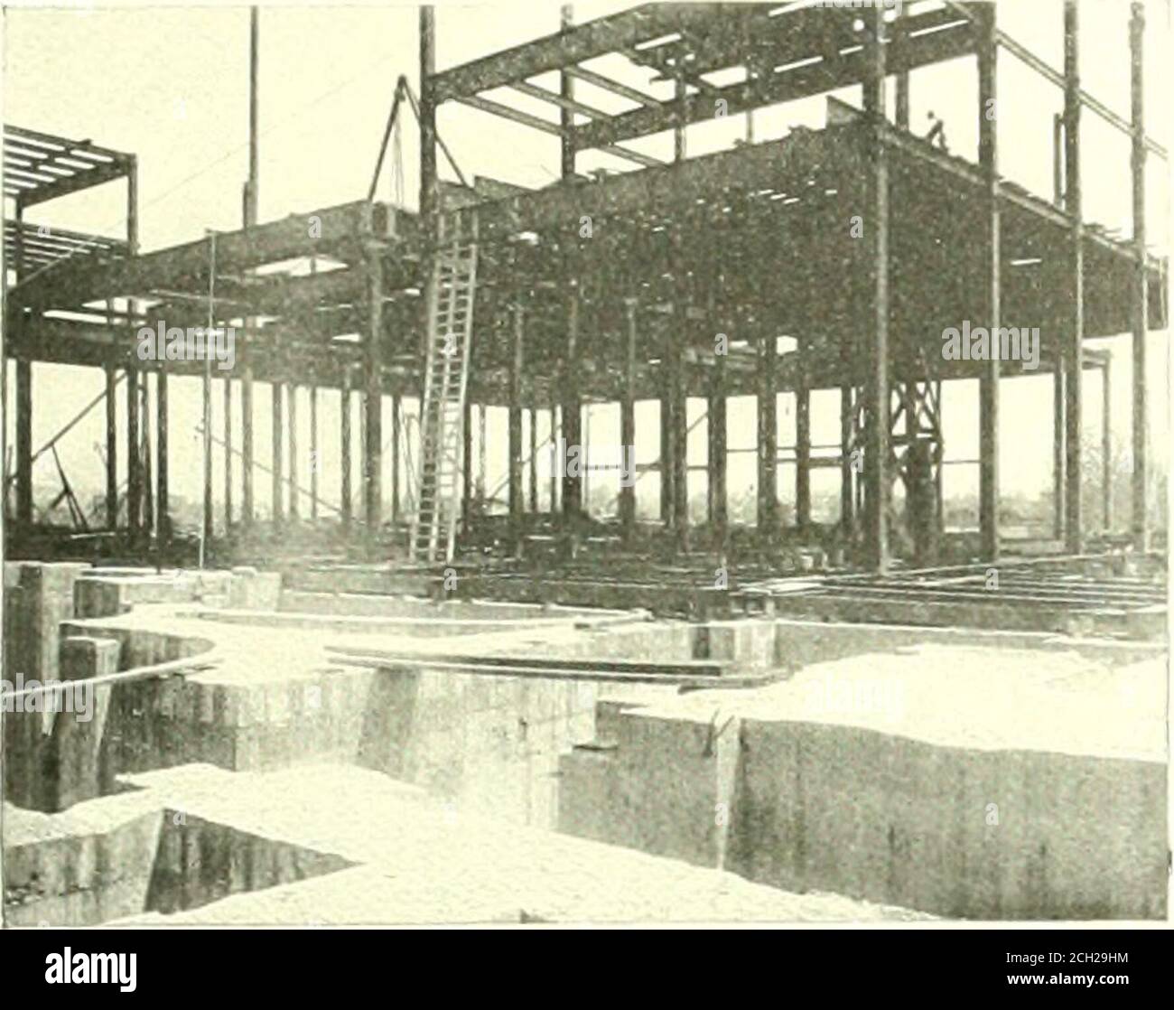 . Livre du bleu royal . lignes de tunnel et sud apiiroach. En plus de la compagnie proiHietarj, la gare sera occupée par le Southernand Chesapeake & Ohio Railway comi)anieset le Washington Smithhern Railway COM-l)ANY, par laquelle la ligne de la compagnie aérienne de la côte atlantique et la ligne de la côte atlantique ont accès. Une brève description de la façon dont le stationest venu à être construit, ainsi que les détails de sa construction, sont les plus intéressants. En février 1901, le Congrès a adopté deux actes qui étaient censés être la solution finale du problème ferroviaire à Wash-ington; on a autorisé la construction d'un nouveau f Banque D'Images