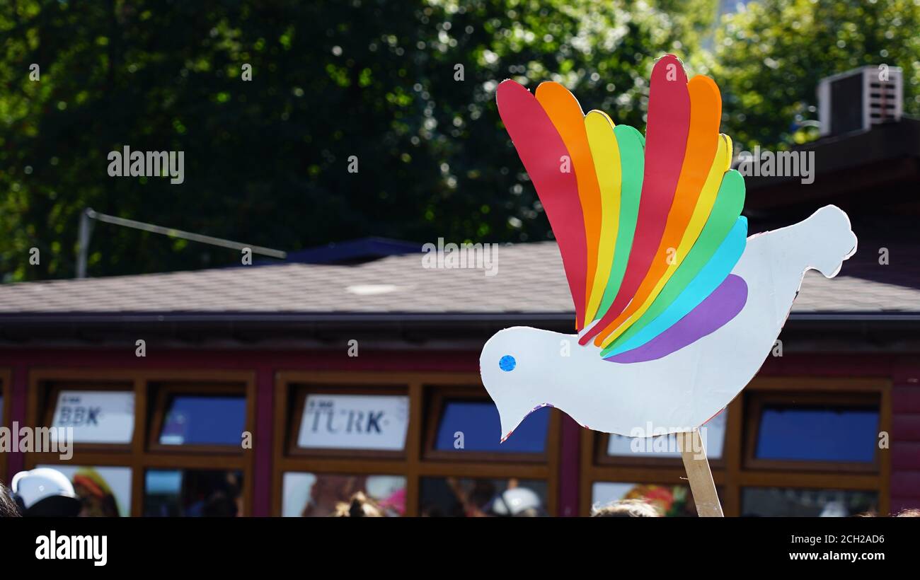 La marche de l'égalité LGBT. Les jeunes portant des vêtements et des symboles arc-en-ciel luttent pour les droits LGBTQ+. Drapeaux arc-en-ciel, bannières. Banque D'Images