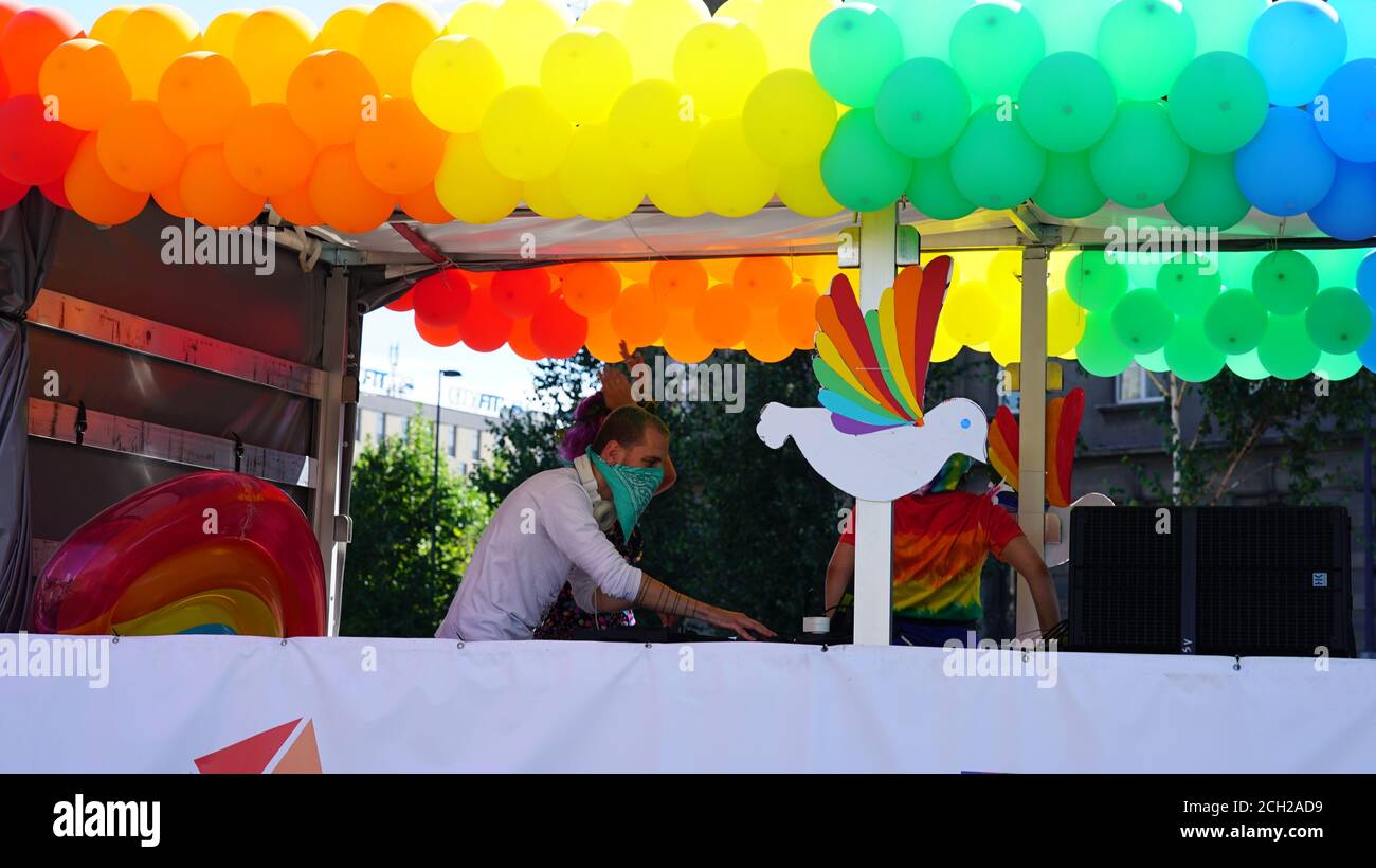 La marche de l'égalité LGBT. Les jeunes portant des vêtements et des symboles arc-en-ciel luttent pour les droits LGBTQ+. Drapeaux arc-en-ciel, bannières. Banque D'Images