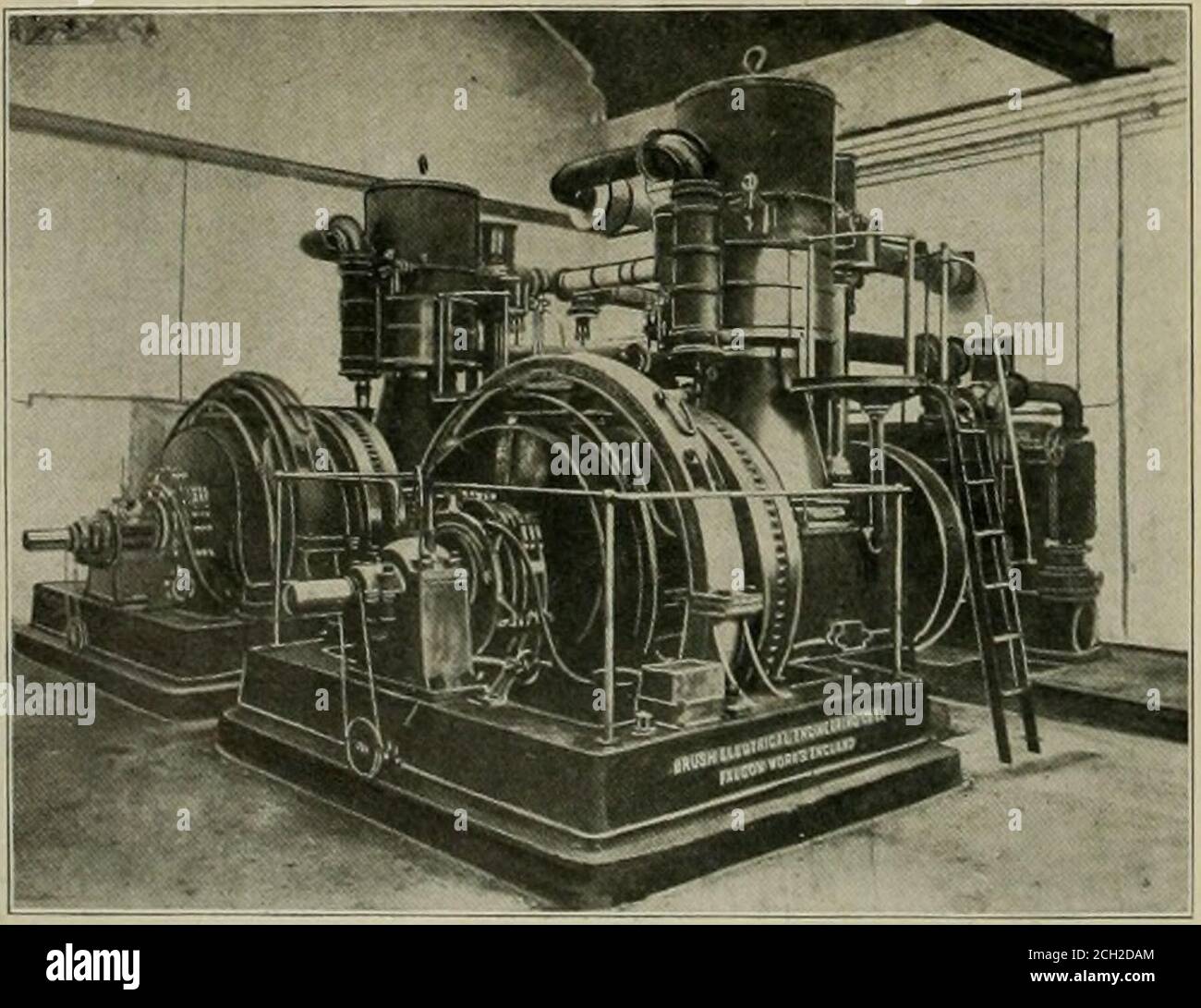 . Le chemin de fer de rue critique . perte. L'efficacité de ces générateurs est de 93 %. Les arma-tures sont fendues et les enroulements de tambour sont connectés en série. Fig. 2 et 3 représentent deux types de moteur vertical à grande vitesse fabriqués par Bellis & Morcom, Ltd., de Birmingham, Angleterre. TH:foVmer de ces unités est utilisé dans la maison de puissance du chemin de fer South-port et ce dernier est installé dans la station Sunderland. Le moteur illustré à la Fig. 2 est un composé, et que dans la Fig. moteur à expansion à 3 oreillettes. Cette société fabrique également des moteurs d'expansion simples et quadruples. Ces moteurs sont de la double ordinarydouble Banque D'Images