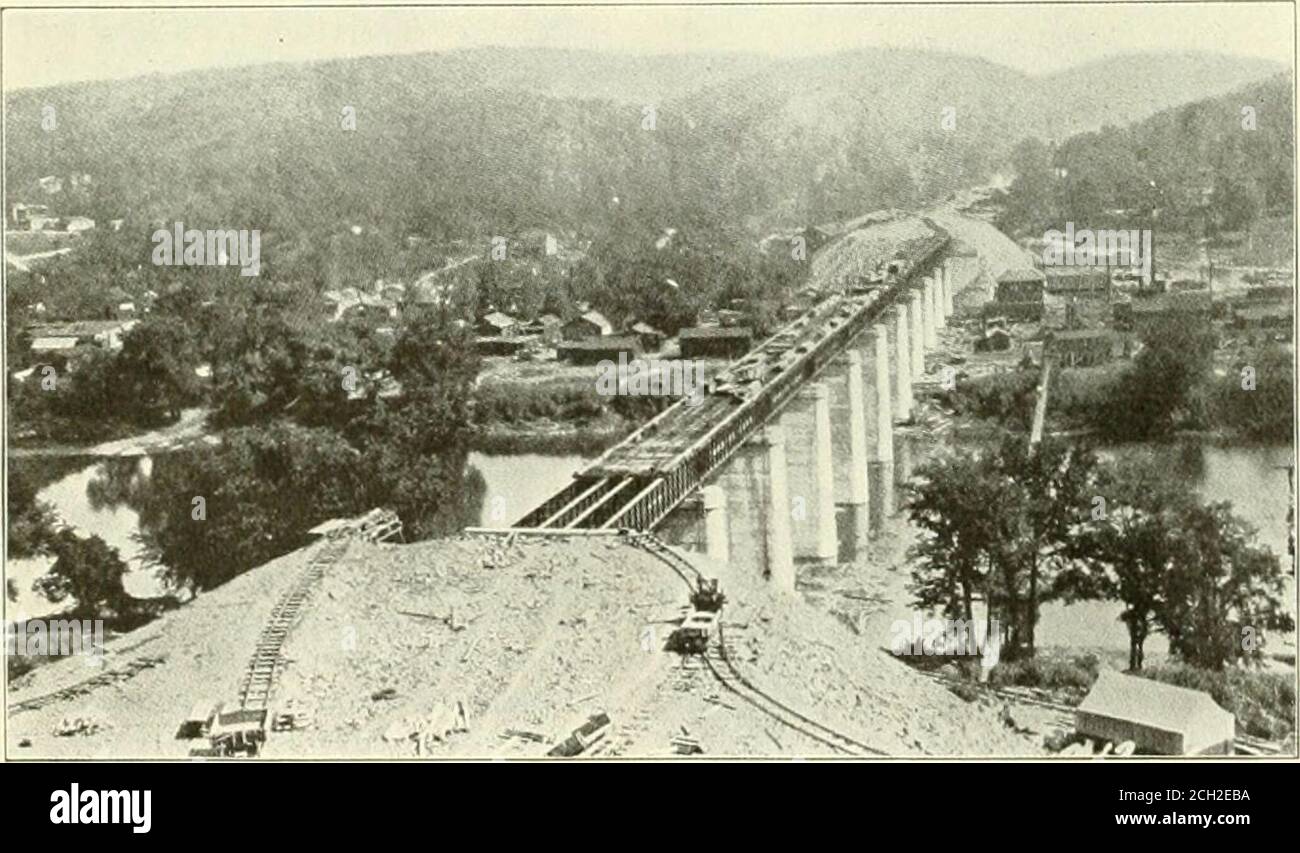 . Le génie ferroviaire et de locomotive : une revue pratique de la force motrice ferroviaire et du matériel roulant . COUPURE MAGNOLIA, CHEMIN DE FER BALTIMORE & OHIO. Voies et équipements supplémentaires absolument nécessaires pour gérer les affaires lourdes actuelles et prévoir une augmentation raisonnable. Cette section est connue comme la première por-tion d'un système à quatre voies qui s'étendra graduellement de Patterson Creekto Brunswick, une distance de 95 milles. ITIS étant construit sur un schéma de gravequi est en ligne avec une re-vision de grade général du chemin de fer de Baltimore et Ohio du Maryland. Ouest V Banque D'Images