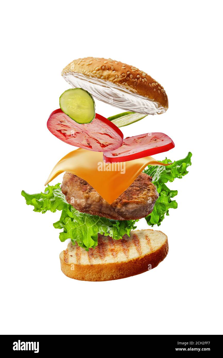 Hamburger avec ingrédients volants isolés sur fond blanc Banque D'Images