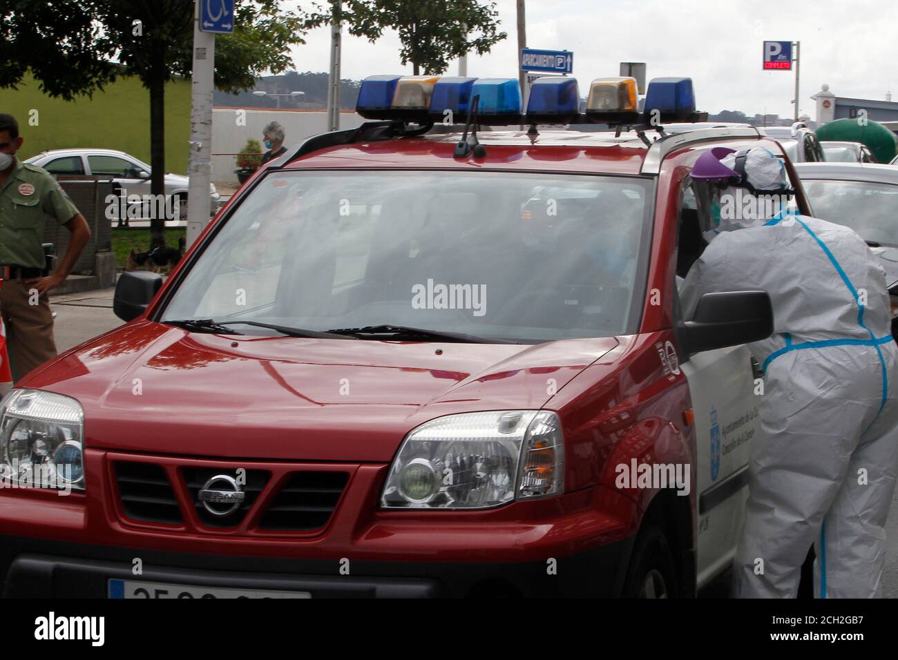 A Coruna-Espagne -18 août 2020: Un agent de santé utilise un test PCR (écouvillon nasal et buccal) sur une personne à l'intérieur d'une voiture un avion de transport Banque D'Images