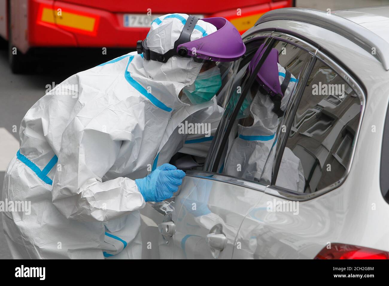 A Coruna-Espagne -18 août 2020: Un agent de santé utilise un test PCR (écouvillon nasal et buccal) sur une personne à l'intérieur d'une voiture pour déterminer la présence ou l'absence Banque D'Images