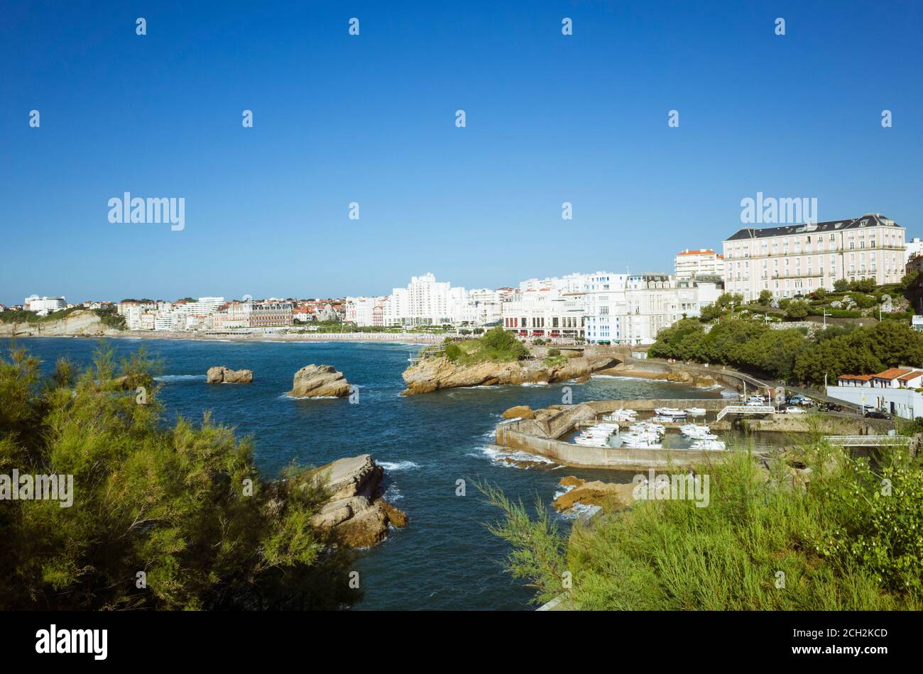 Biarritz, pays basque français, France - 19 juillet 2019 : paysage urbain avec le port de pêche en premier plan. Banque D'Images