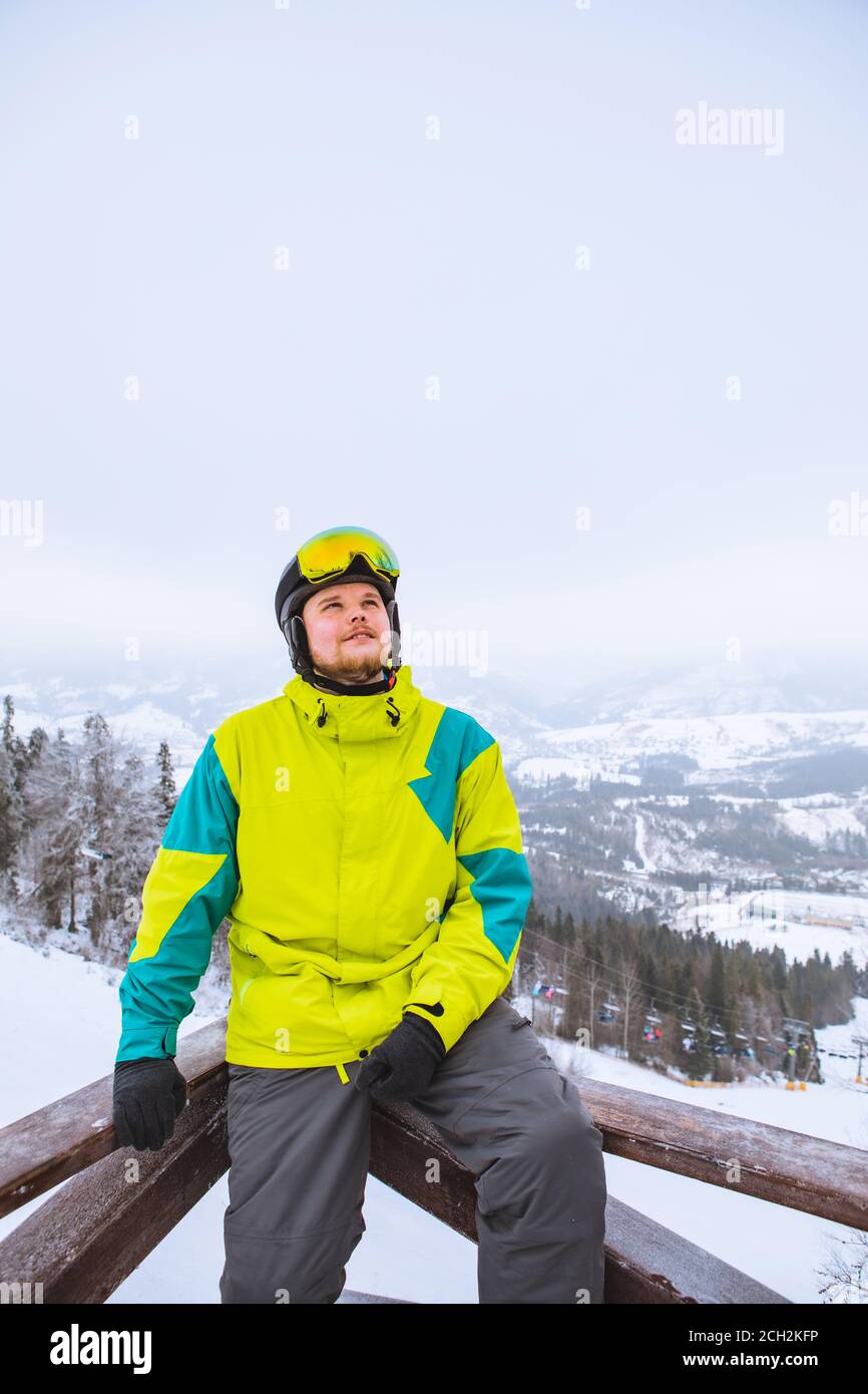 homme regardant l'espace libre dans la tenue de ski de snowboard Photo  Stock - Alamy