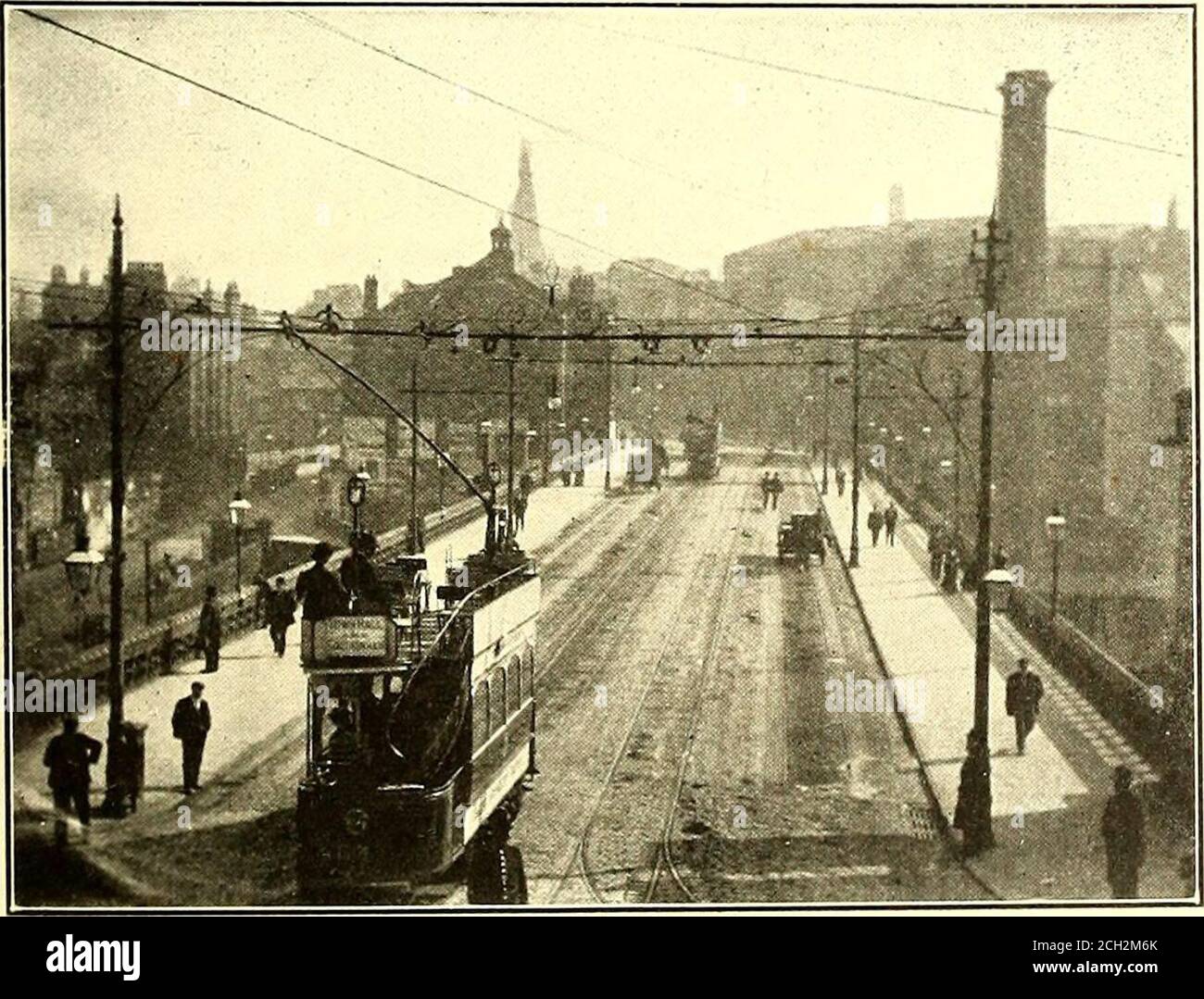 . The Street Railway journal . étant par la Westinghouse et la British Thomson-Hous-ton Company, et les voitures à camion simple seulement sont utilisées. Les corps de The.car ont été fabriqués par Milnes & Co., de Birkenhead et Hadley. Les moteurs sont le G. E.-800 des Britanniques. FIGURE 12.—VUE SUR NORTH BRIDGE Thomson-Houston Company, et la Westing-House no 49. Les voitures peuvent accueillir environ 45 passagers et pesées avec un camion environ 8 tonnes. Pour ce qui précède, le présent document est largement exposé à M. Rogerson, ingénieur en électricité de la thèporation; M. Spencer, gestionnaire des tramways; M. Baldwin, président du tramwa Banque D'Images