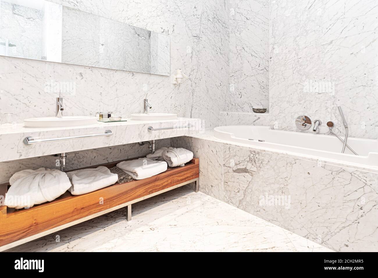 magnifique intérieur d'un moderne salle de bains d'hôtel en marbre blanc  avec baignoire et serviettes Photo Stock - Alamy
