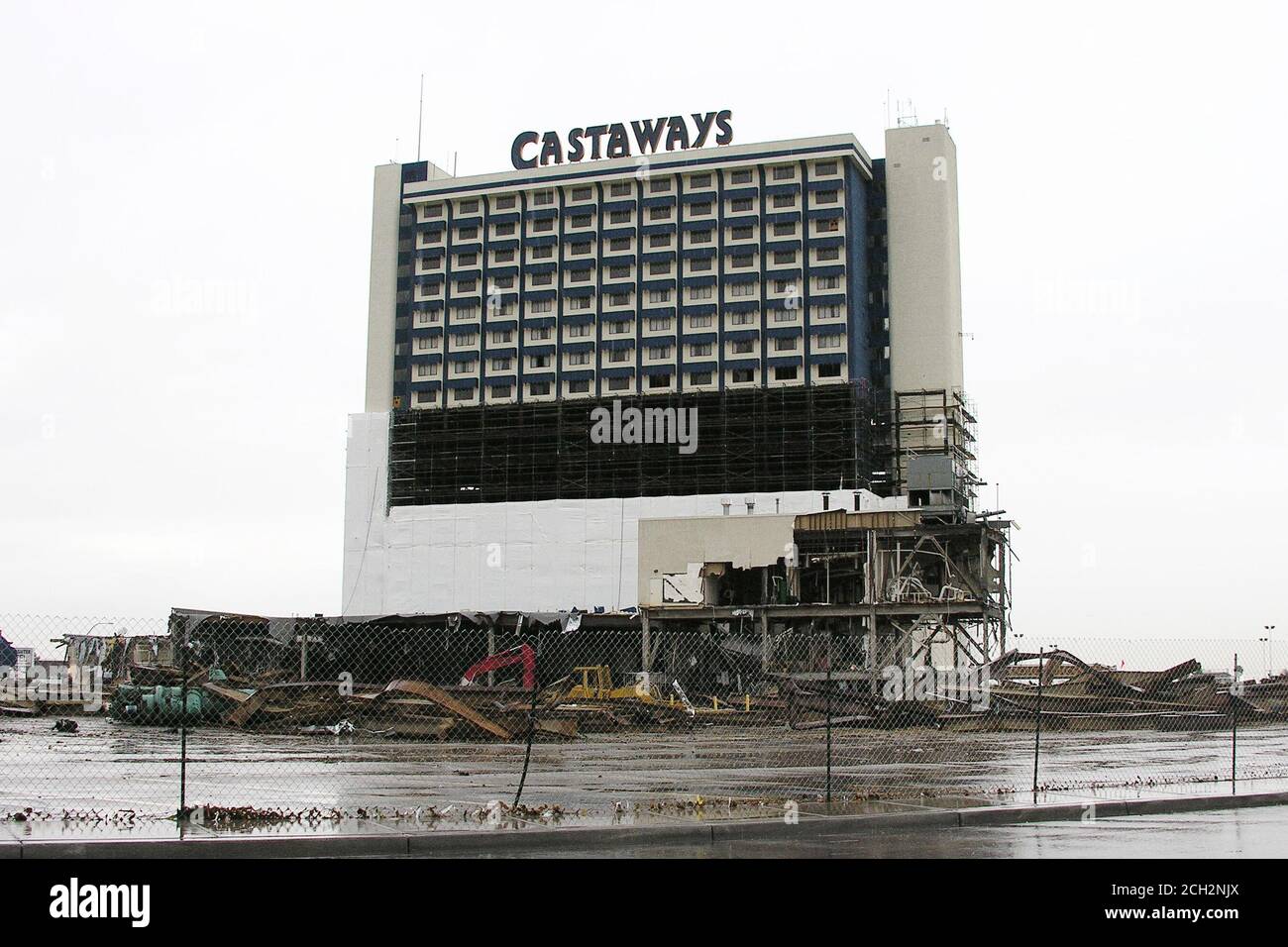 Las Vegas, Nevada, Etats-Unis - octobre 2005 : vue d'archives du bâtiment de l'hôtel et du casino Castaways pendant la démolition. Le bâtiment était situé au 2800 Fremont Street. Banque D'Images