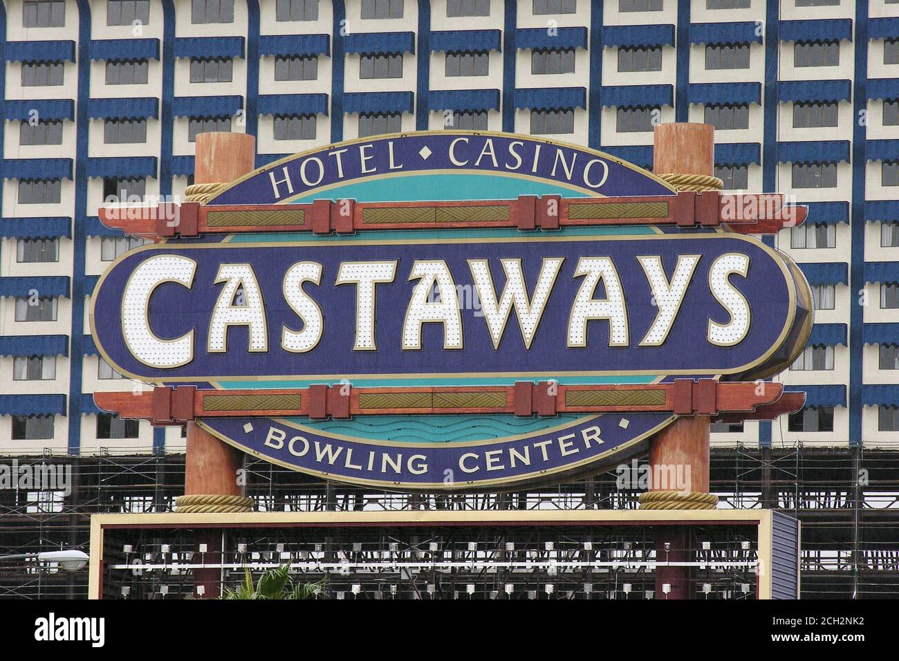 Las Vegas, Nevada, États-Unis - octobre 2005 : vue d'archives du panneau de l'hôtel et du bâtiment de Castaways pendant la démolition. Le bâtiment était situé au 2800 Fremont Street. Banque D'Images