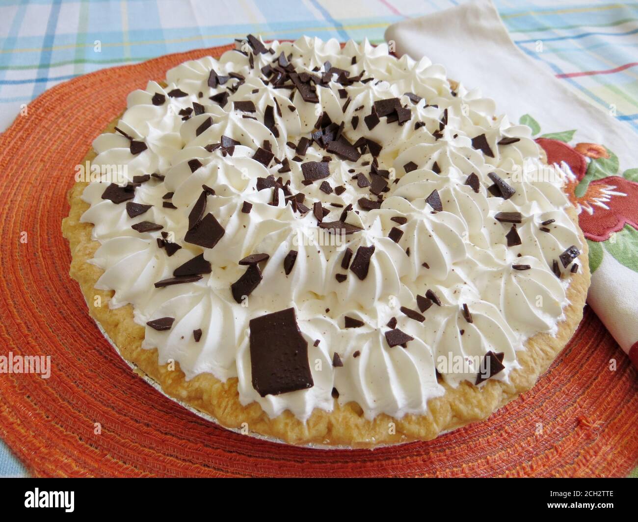 Tarte au chocolat avec garniture à la crème fouettée et copeaux de chocolat Banque D'Images