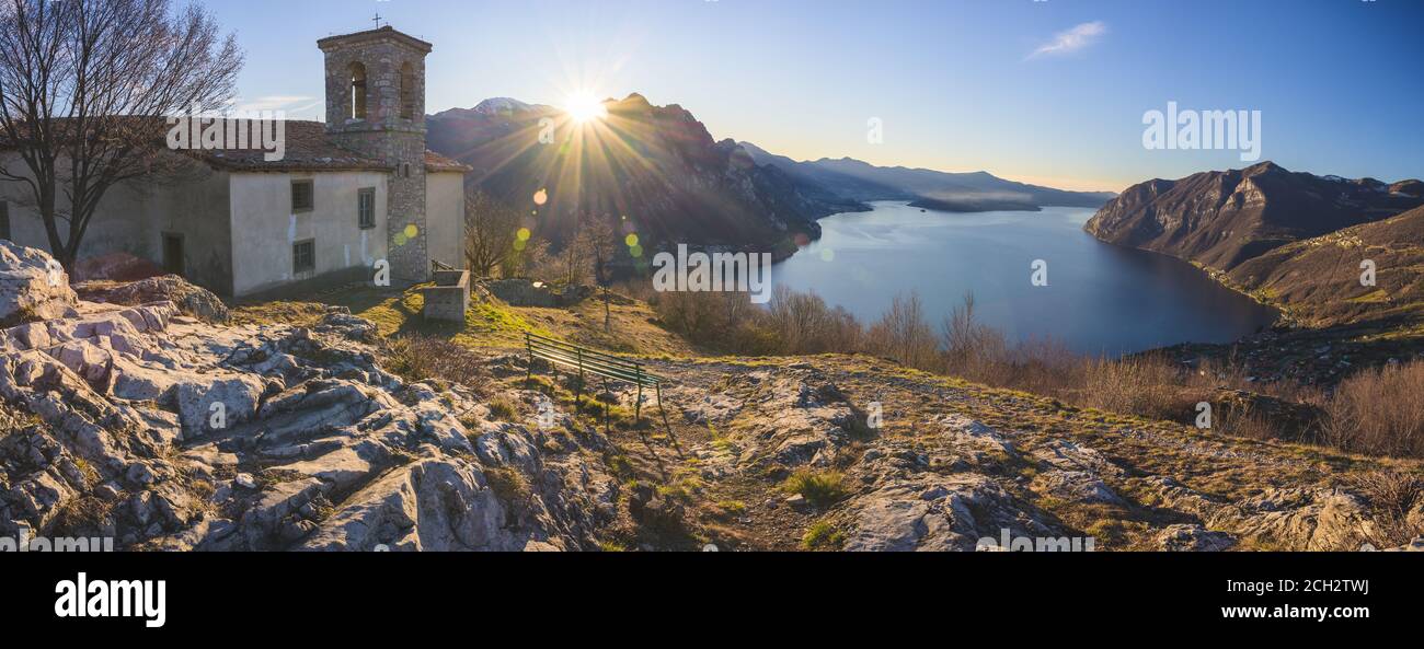 Vue sur le lac d''Iseo depuis la colline de San Defendente, province de Bergame, district de Lombardie, Italie Banque D'Images