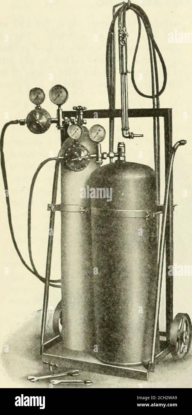 . Le génie ferroviaire et de locomotive : un journal pratique de la force motrice ferroviaire et du matériel roulant . chaux éteinte. La forme la plus pure d'une livre est le matériau utilisé dans les électrodes d'arclight, et cette substance, aussi bien que la chaux, résiste à des conditions extrêmement élevées, Et c'est, comme nous l'avons déjà dit, par la très haute température à-obtenir par le four électrique qui causela fusion des substances et fait 254 CHEMIN DE FER ET DE LOCOMOTIVE INGÉNIERIE. Août 1916. Possible la formation du carbide.Coming aux propriétés exactes ofacetylène, il est composé de vingt-quatre parties de carbone et tw Banque D'Images