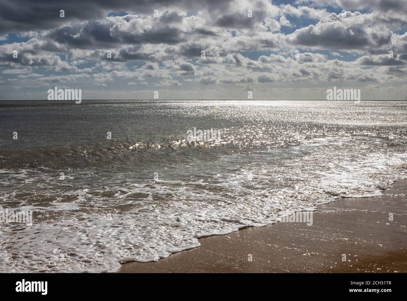 Tôt le matin calme avec soleil mer et sable, North Norfolk, East Anglia, Royaume-Uni Banque D'Images
