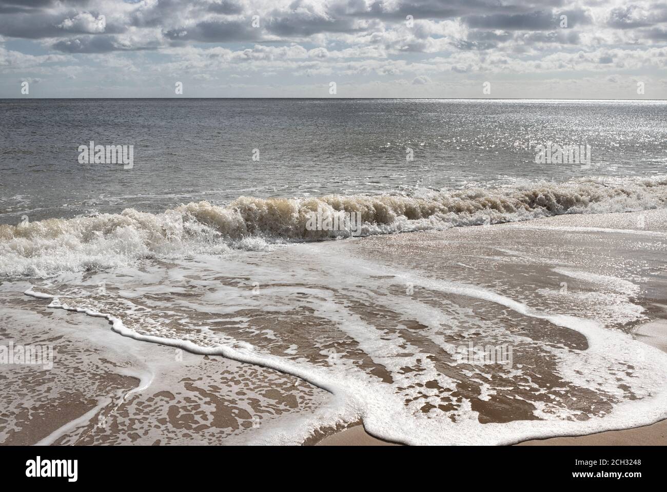 Tôt le matin calme avec soleil mer et sable, North Norfolk, East Anglia, Royaume-Uni Banque D'Images