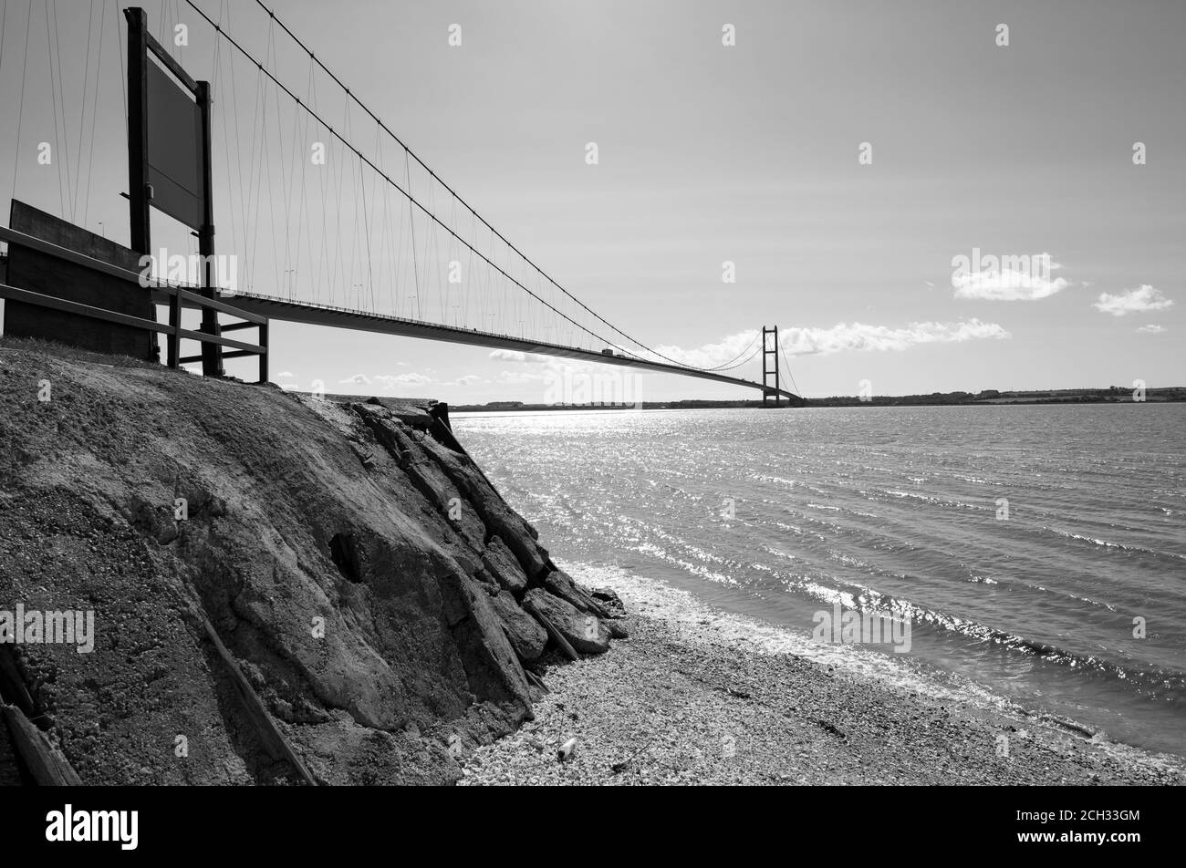 Pont de suspension long et étroit Banque D'Images