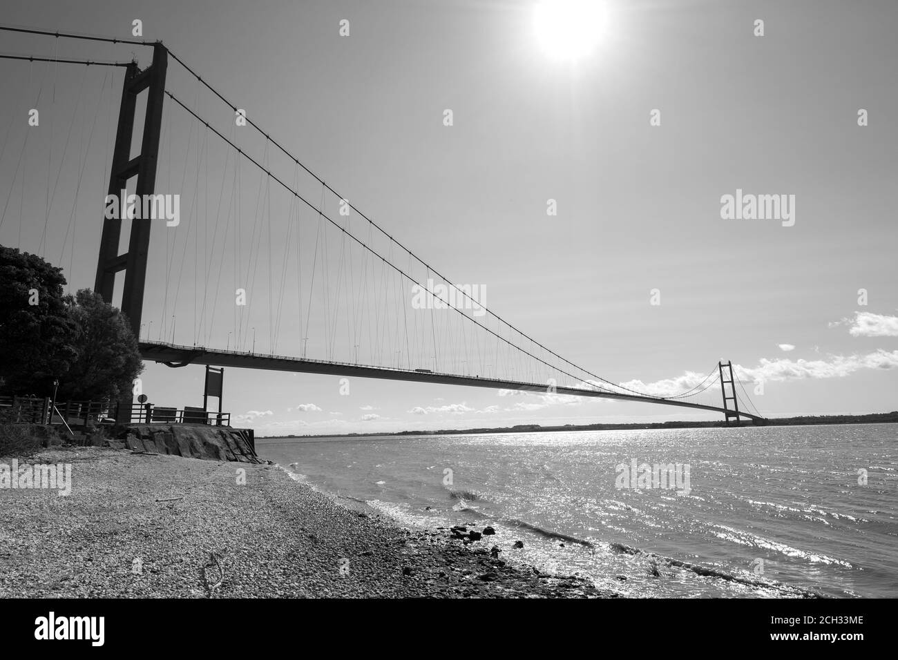Pont de suspension long et étroit Banque D'Images