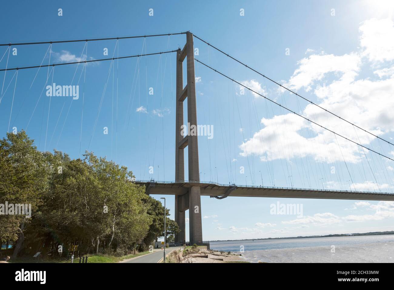 Pont de suspension long et étroit Banque D'Images
