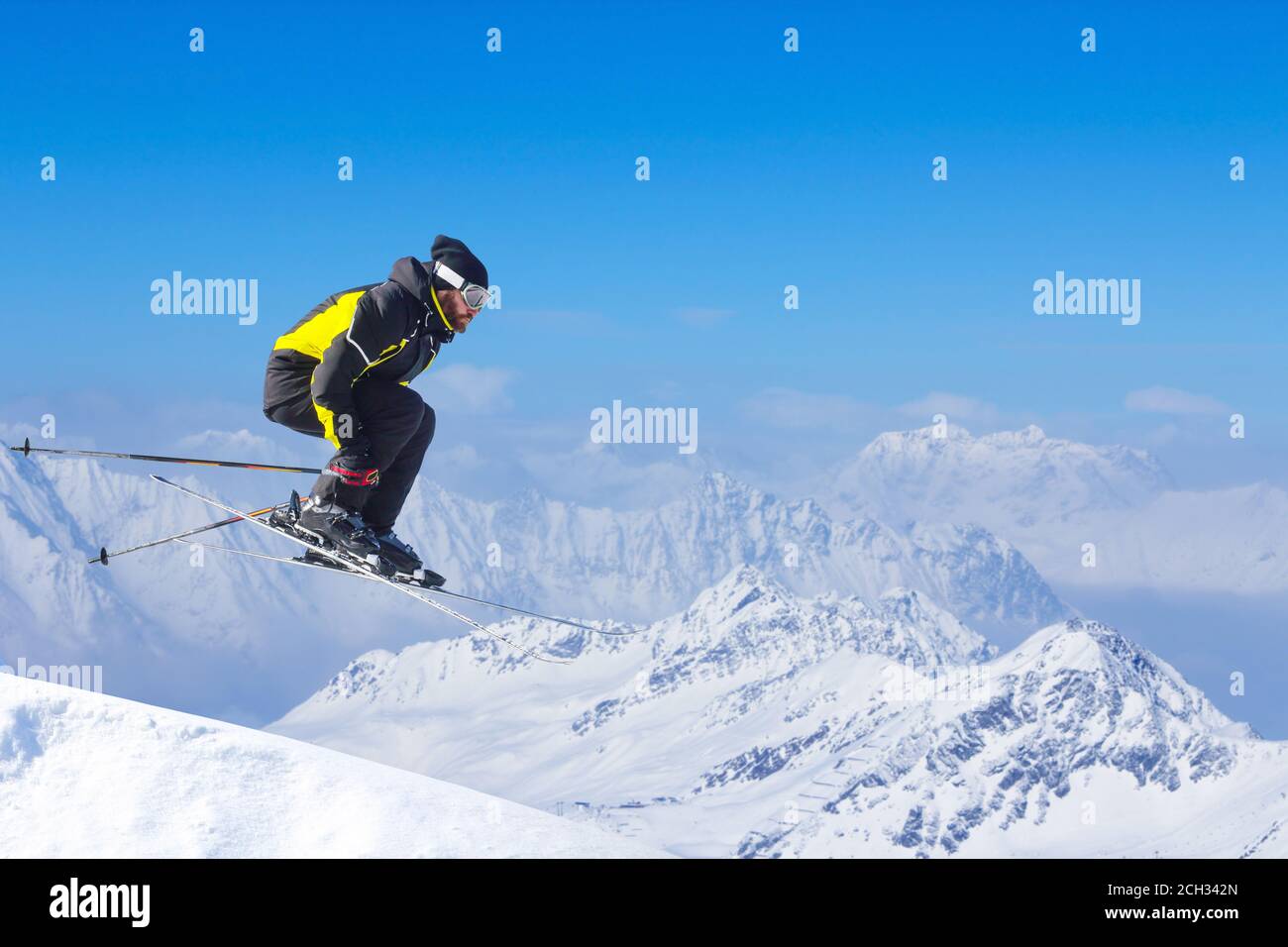 Skieur de saut au saut avec l'espace de copie des hautes montagnes alpines pour le texte Banque D'Images