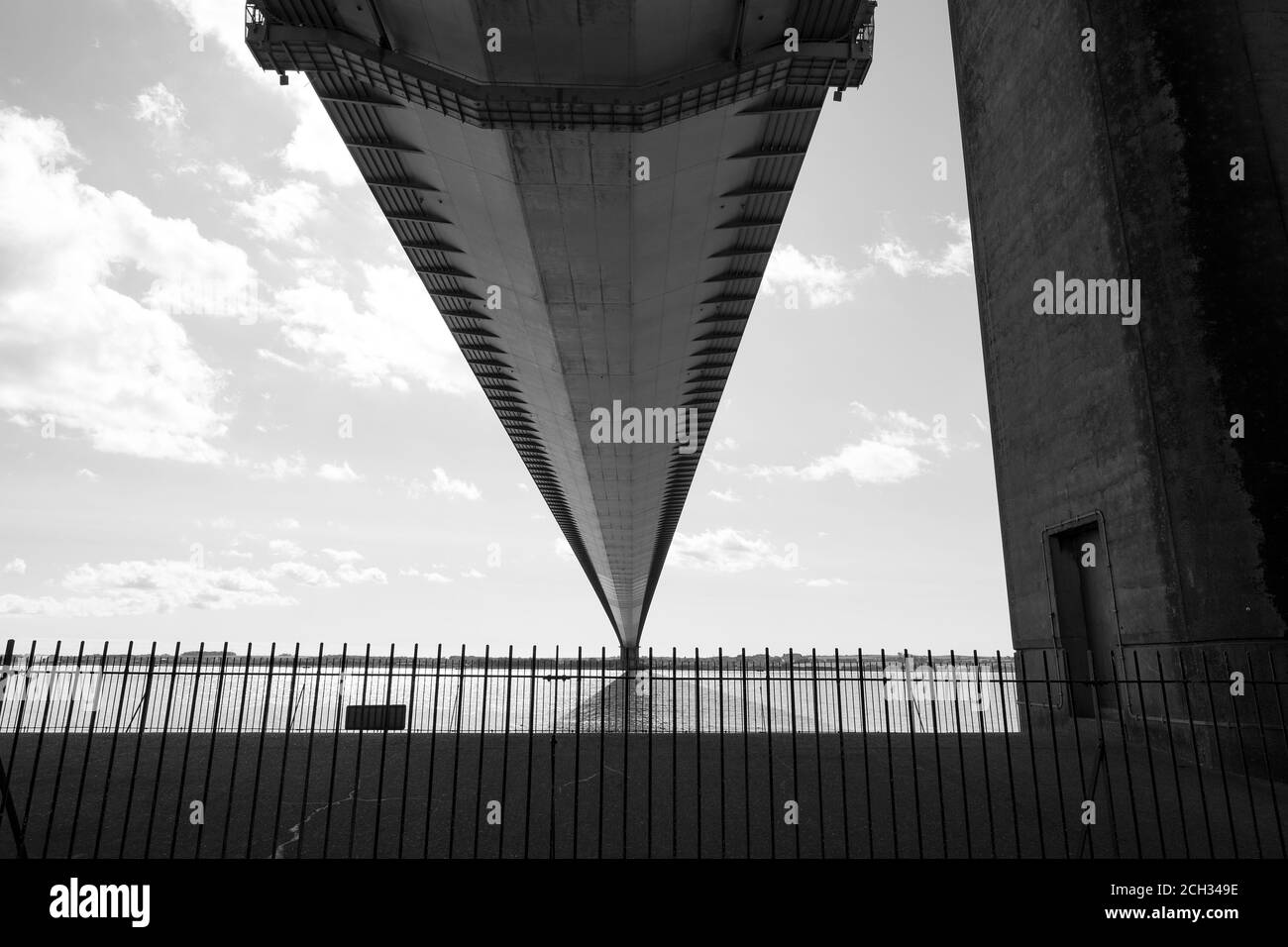 Vue depuis le dessous d'un long pont suspendu Banque D'Images