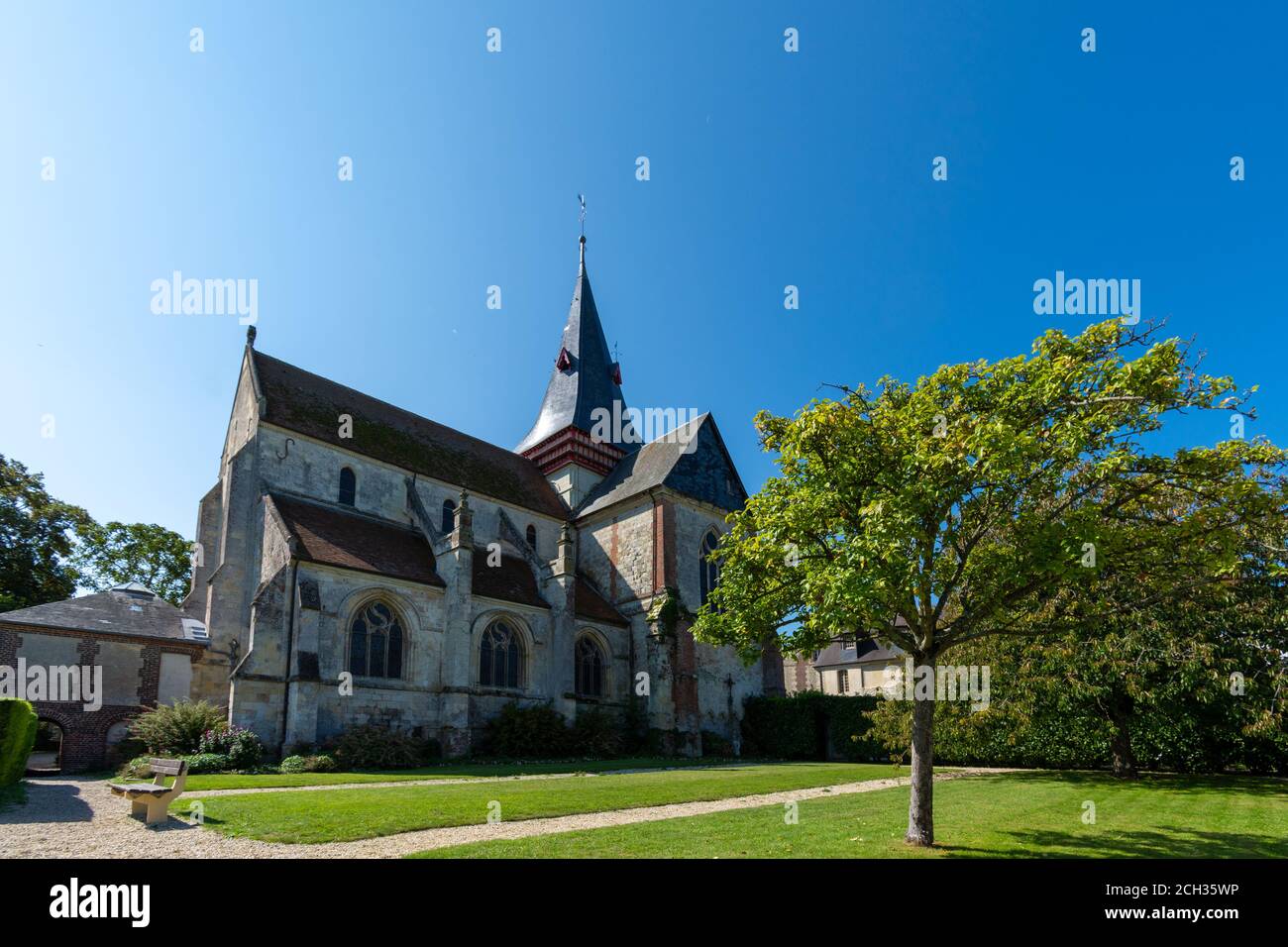 Vue extérieure de l'église Saint-Sauveur, classée monument historique, à Beaumont-en-Auge, Normandie, France Banque D'Images