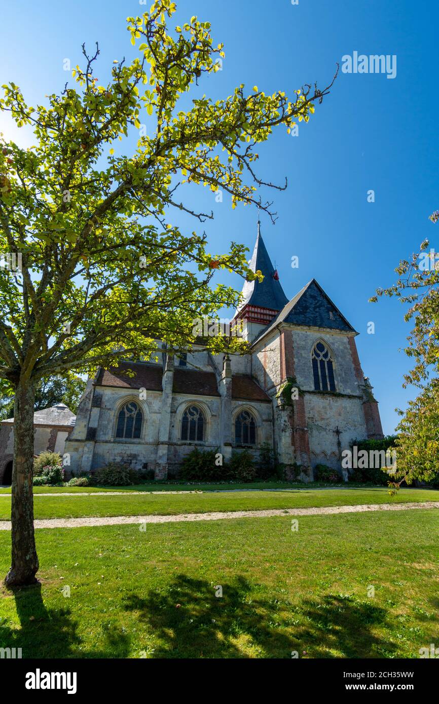 Vue extérieure de l'église Saint-Sauveur, classée monument historique, à Beaumont-en-Auge, Normandie, France Banque D'Images