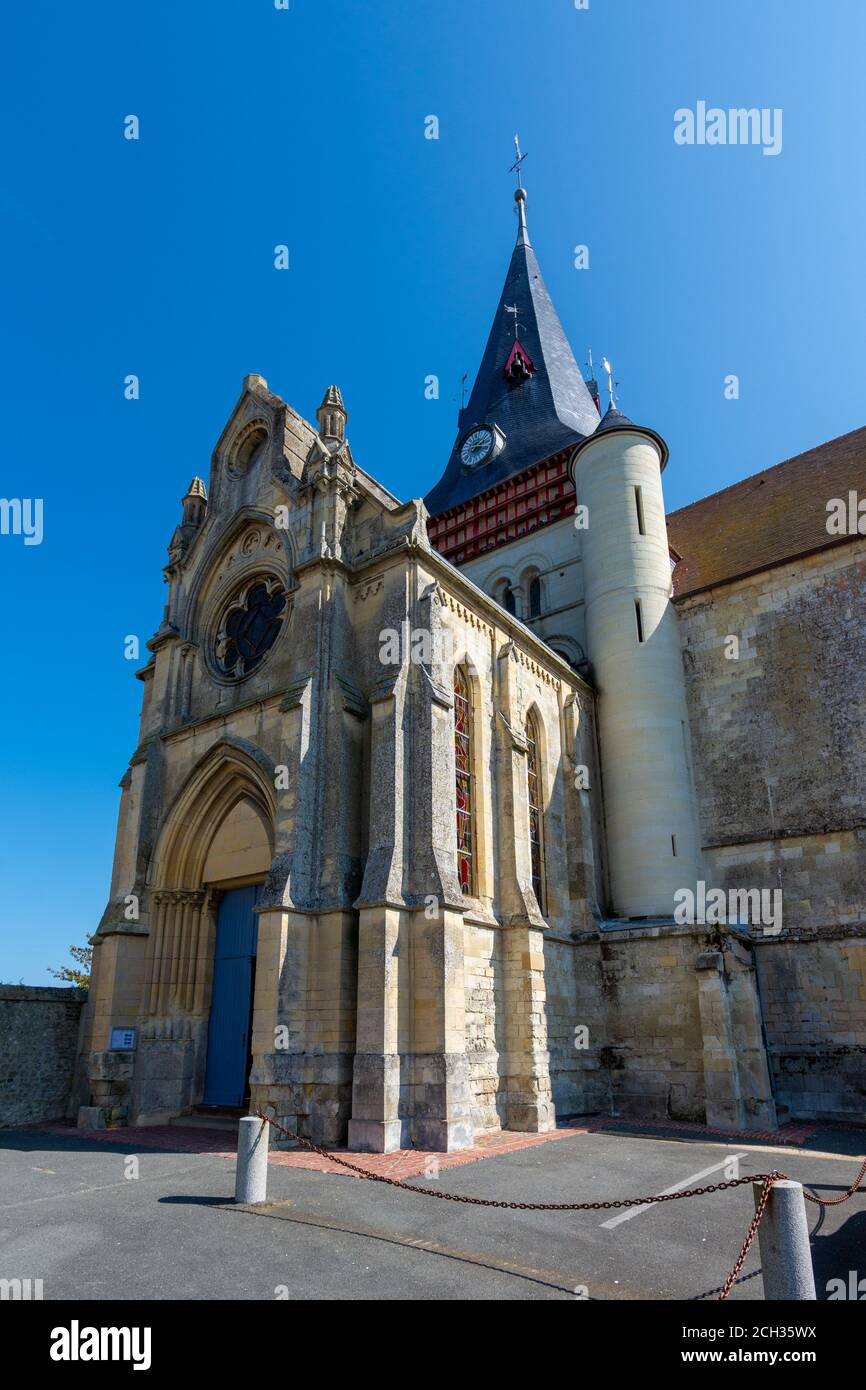 Vue extérieure de l'église Saint-Sauveur, classée monument historique, à Beaumont-en-Auge, Normandie, France Banque D'Images