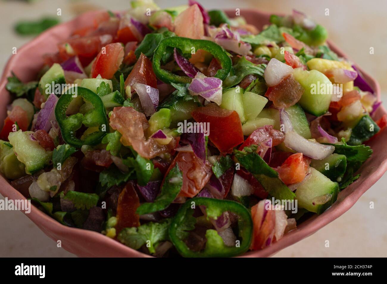 Salade kachumbari de tomates kenyanes et d'oignons dans un bol Banque D'Images