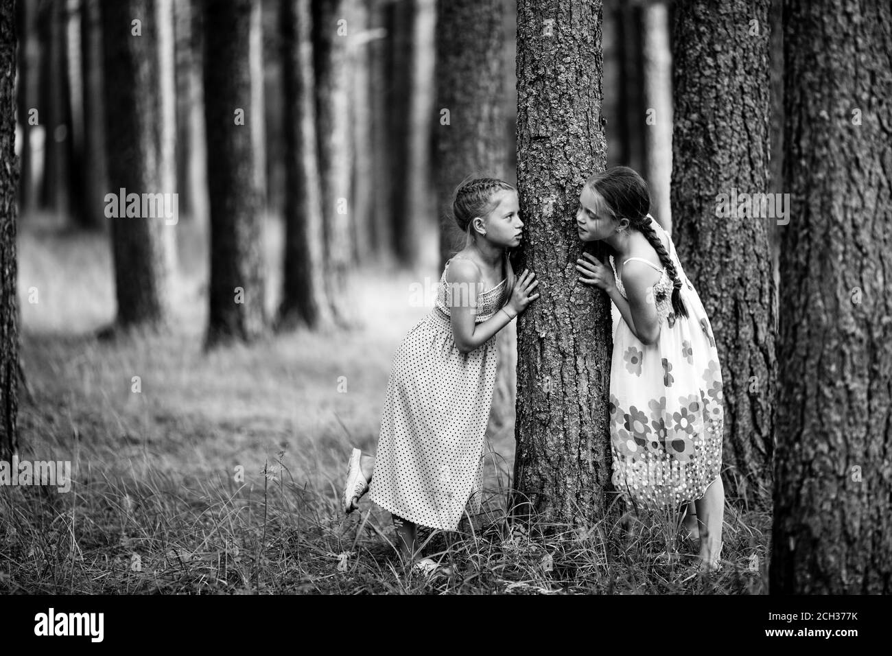 Deux petites filles dans le parc. Photo en noir et blanc. Banque D'Images