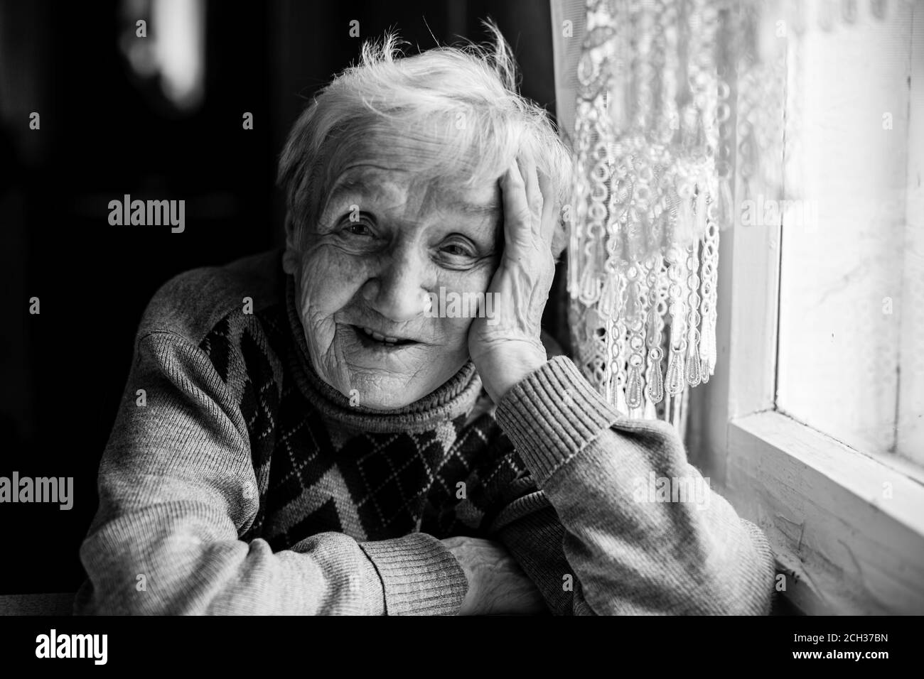 Portrait d'une vieille femme. Photo en noir et blanc. Banque D'Images