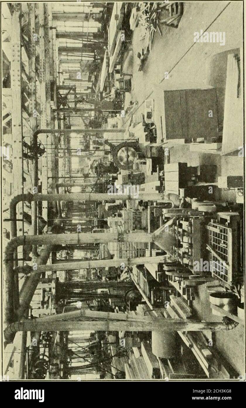 . American ENGINEER and Railroad journal . points et travaux de réparation, le solde pour les commandes de matériel neuf. Les wcods transportés dans ce stock :ange de l'épinette ordinaire, du pin, du bouleau, et du chêne utilisés pour la construction de cardans de fret, aux bois les plus rares importés utilisés pour la finition du matériel roulant de passagers. Le bois d'œuvre est livré à l'usine de rabotage et au four sec sur les camions à quatre roues. Les seuils sont chargés par Grafton &Co (Bedford. Angleterre,) grue de 5 tonnes, illustrée à la Fig. 45. Lorsque quatre ou cinq des camions ont été chargés, ils sont accouplées et tirés à leur destination par l'arc de Grafton Banque D'Images