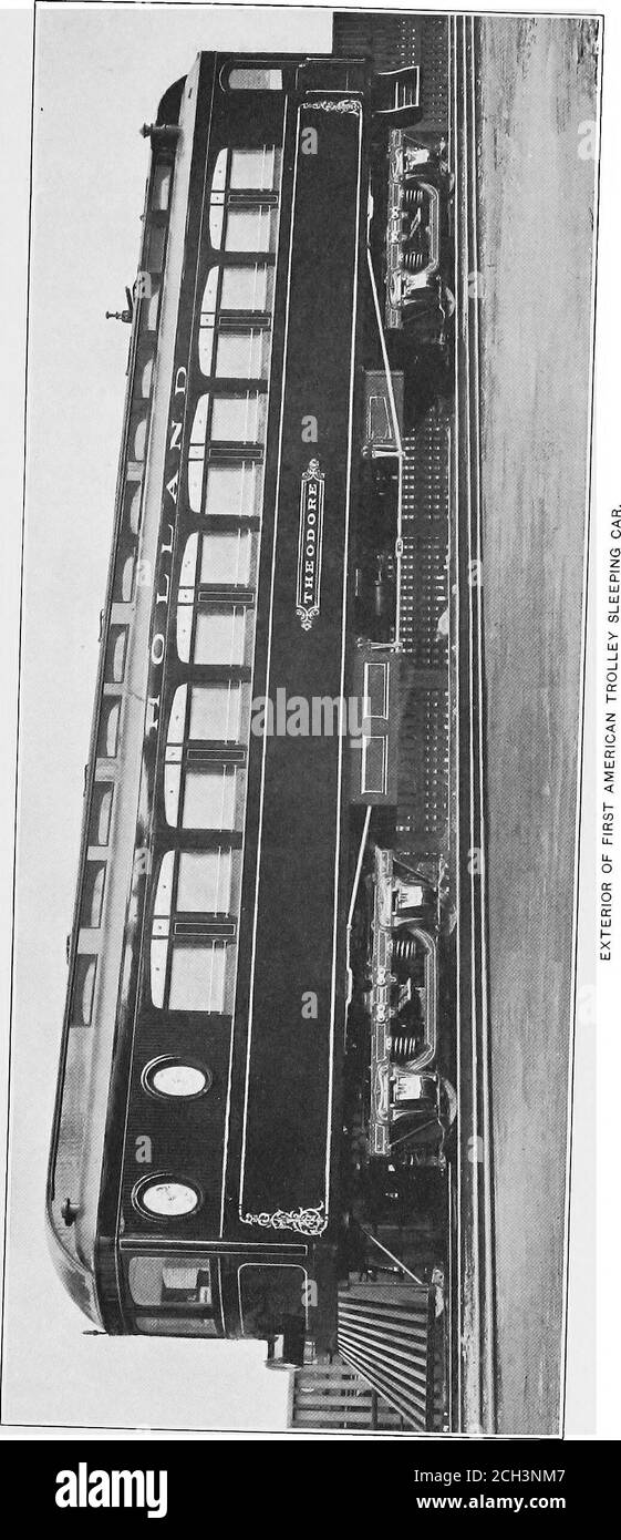 . Chemins de fer électriques et de rue, 1902 .. . le troisième rail s'étend de Wilkesbarre à Hazelton, en Pennsylvanie. Le rail de la gare, ce qui est la caractéristique principale du système, si faras cette section du rapport est concernée, est protectedde la grésil et de la neige au moyen d'une cagoule, fait de 2 par 6pouces de pin planche tenu directement sur le rail, soutenu par des poteaux en chêne espacés tous les 8 pieds. Garde et rail arrimés par des isolateurs en argile vitrifiée non émaillée, l'espace de 10 pieds sur les cravates. En raison de la protection sur le troisième rail, les patins ou les charrues de contact se présentent sous la forme d'une languette ou d'une plaque épaisse s'étendant vers l'extérieur Banque D'Images